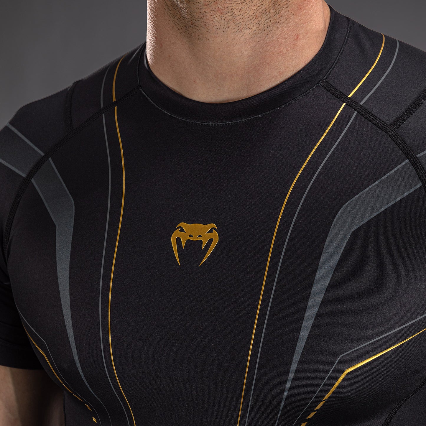 Рашгард с коротким рукавом Venum Streamline – Чёрный/Золотой