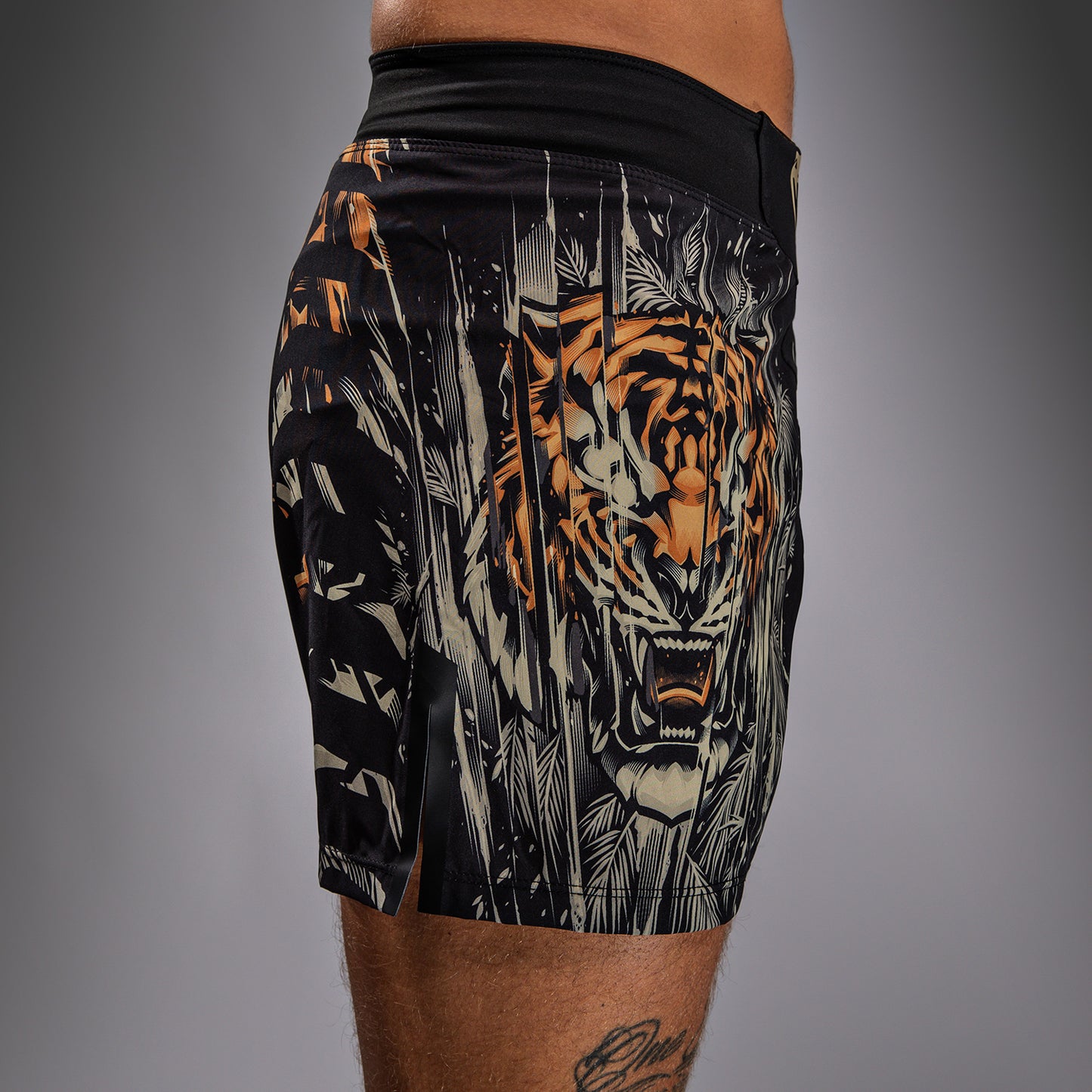 Шорты для боевых искусств Venum Tiger - Черный / Неоновый оранжевый