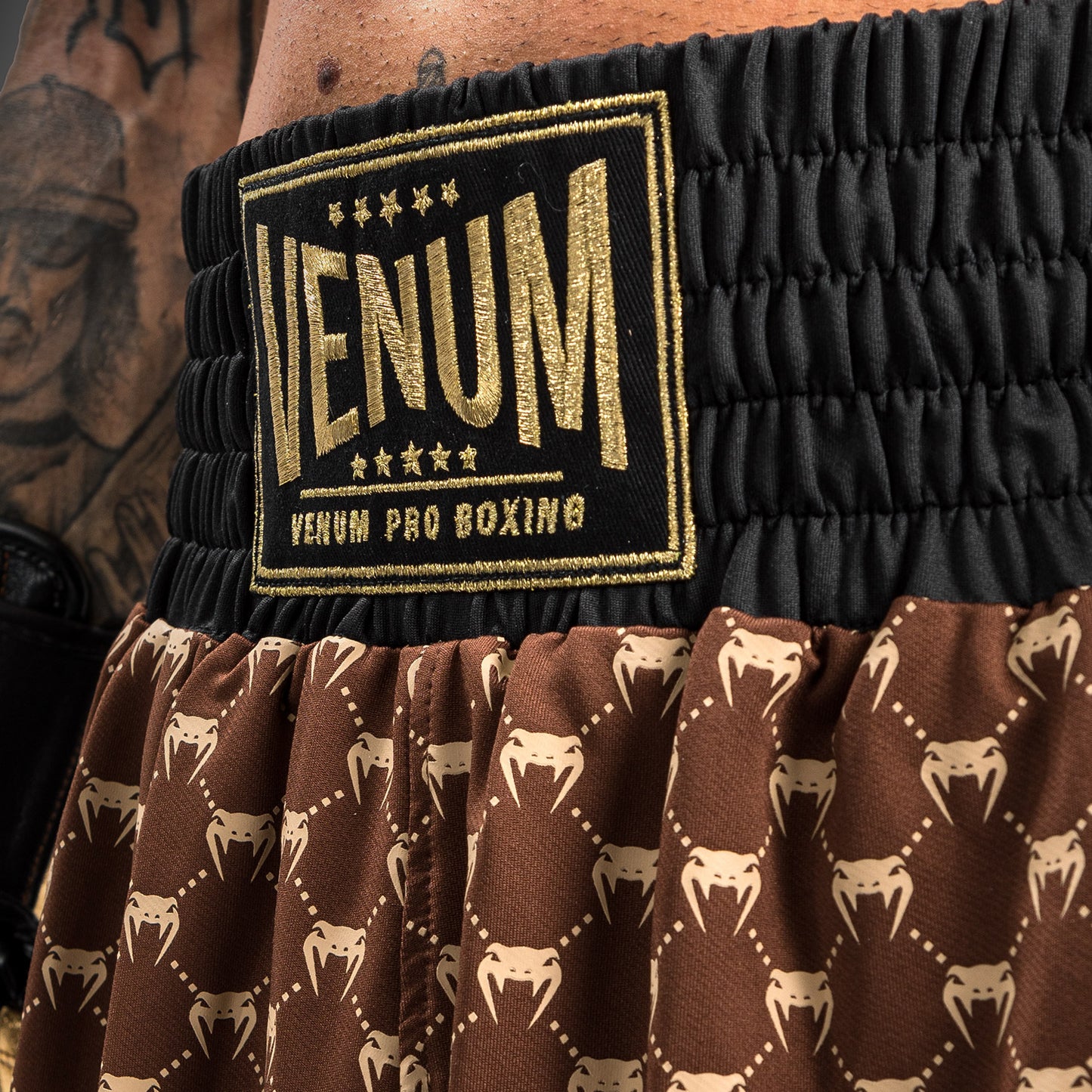 Venum Monogram Boxing Short - черный/коричневый