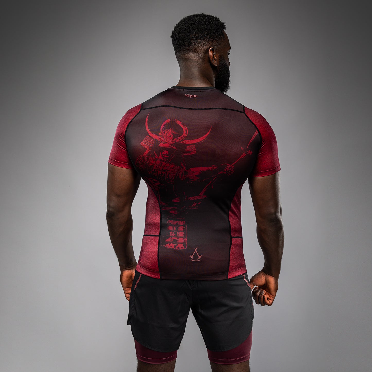 Venum x Assassin’s Creed Shadows Мужская футболка с коротким рукавом Rashguard - Бордовый/Чёрный