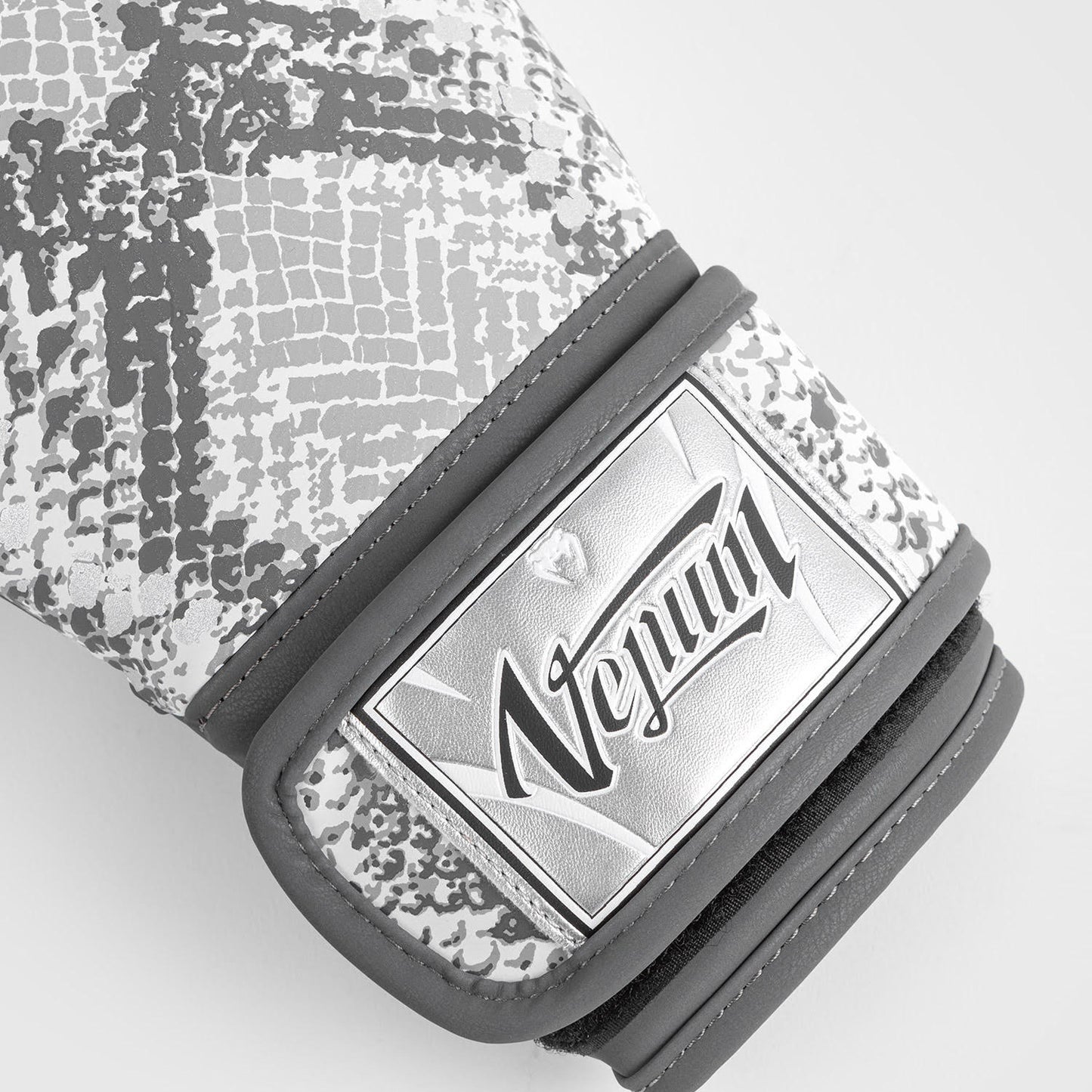 Venum White Snake Боксерские перчатки женские - белые