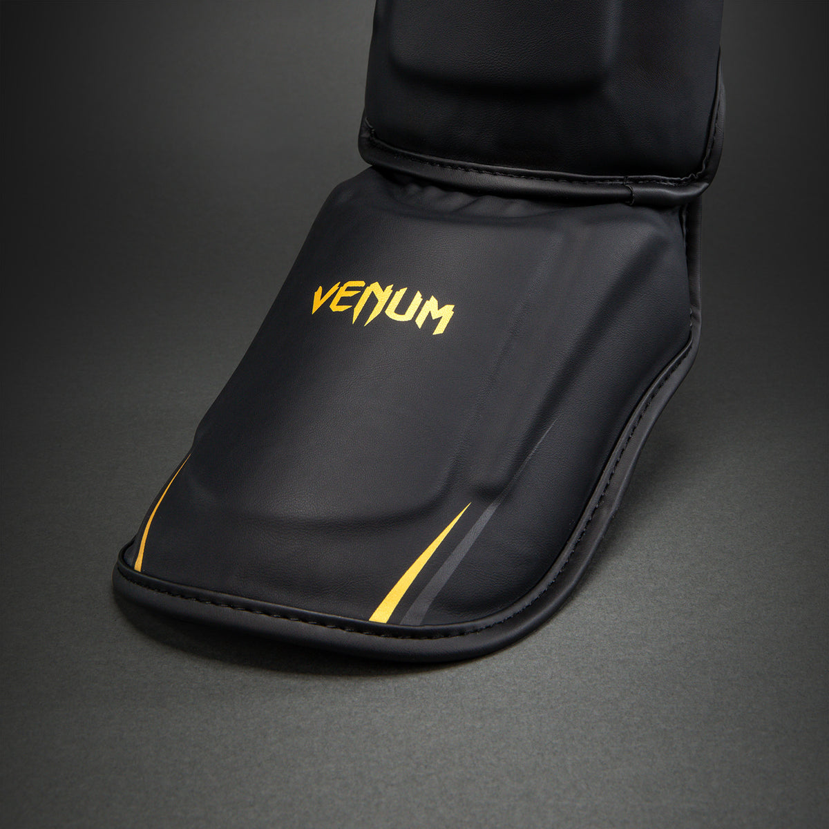 Щитки для голени Venum G-Core - Чёрный/Золотой