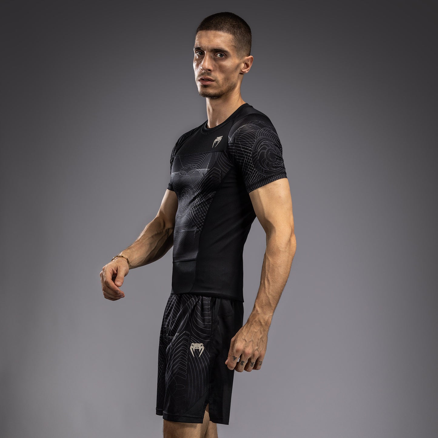 Короткий рукав Rashguard для мужчин Venum G-Fit Air - Глубокий черный / Песок пустыни