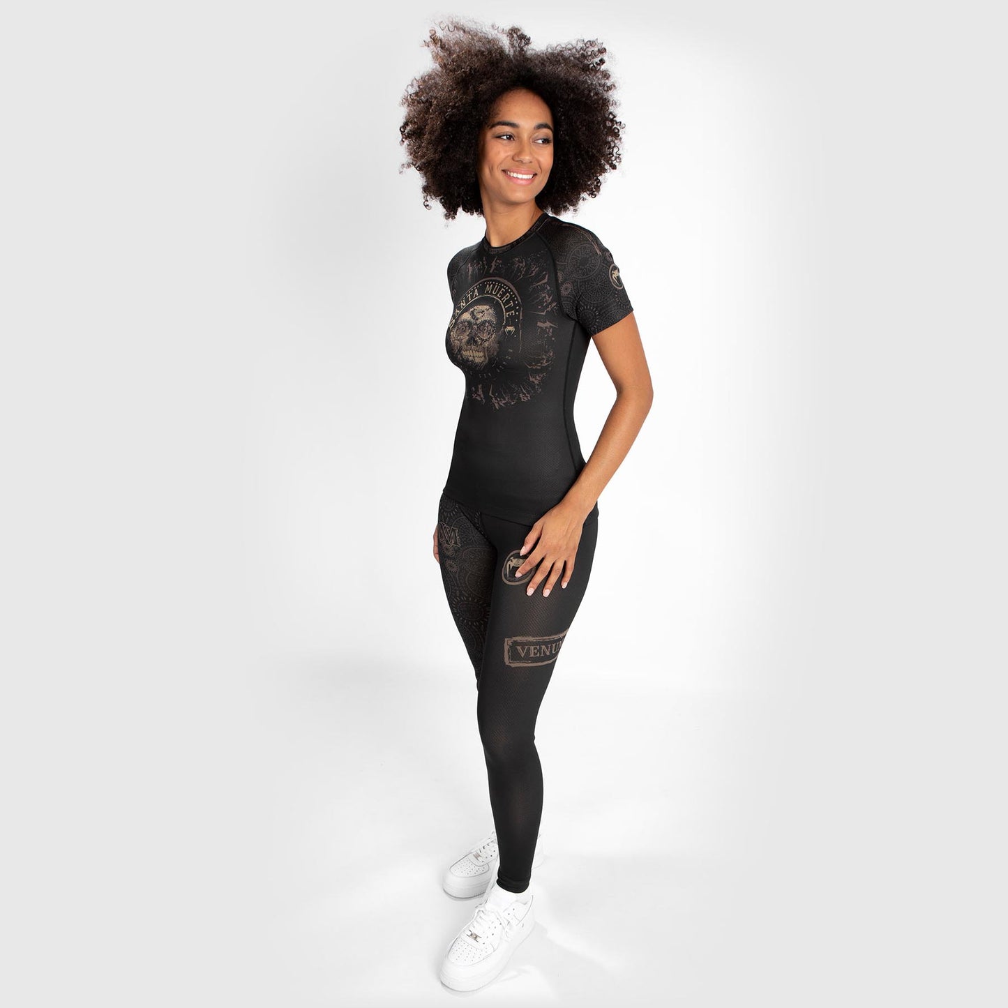 Venum Women Santa Muerte Dark Side — Рашгард с короткими рукавами — черный/коричневый