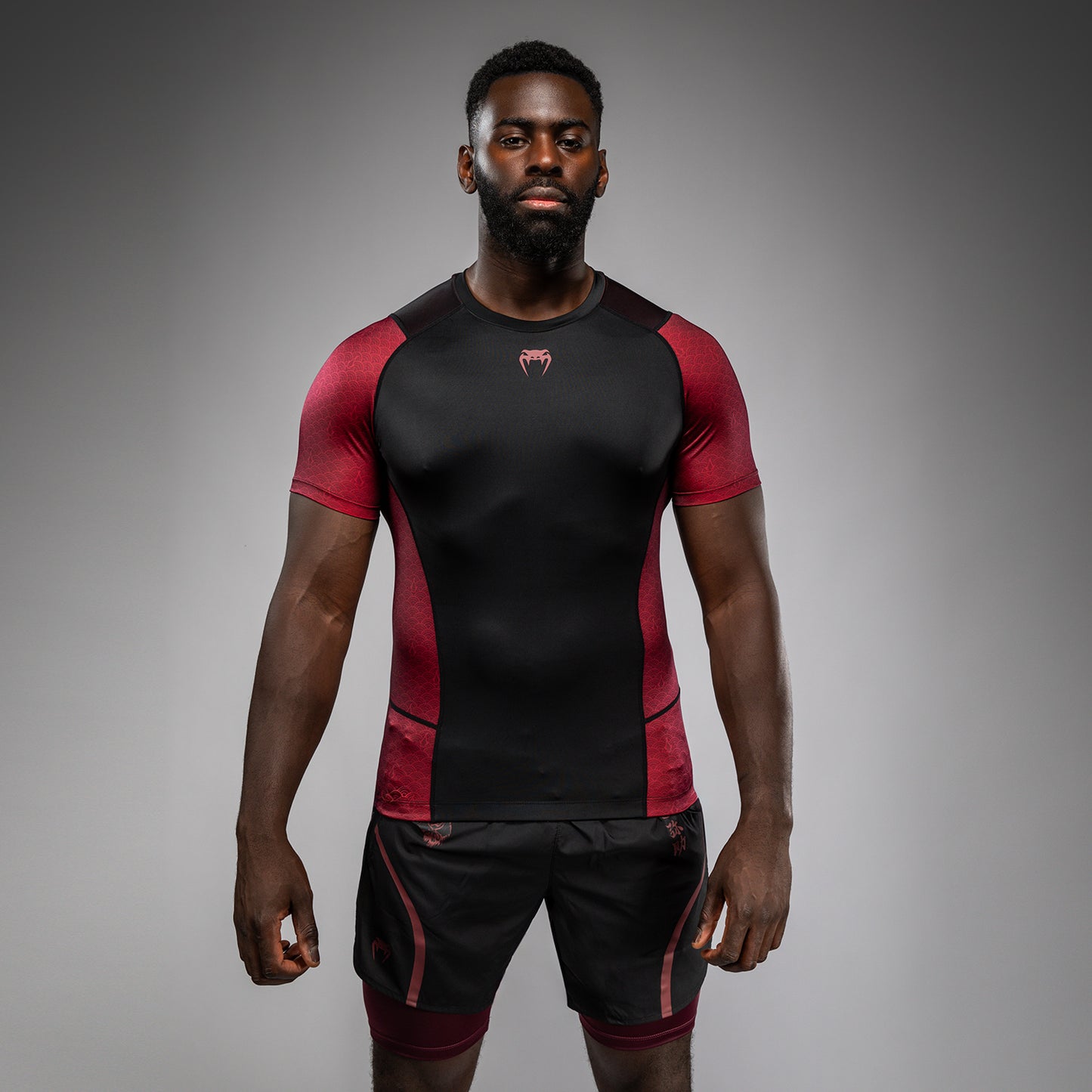 Venum x Assassin’s Creed Shadows Мужская футболка с коротким рукавом Rashguard - Бордовый/Чёрный