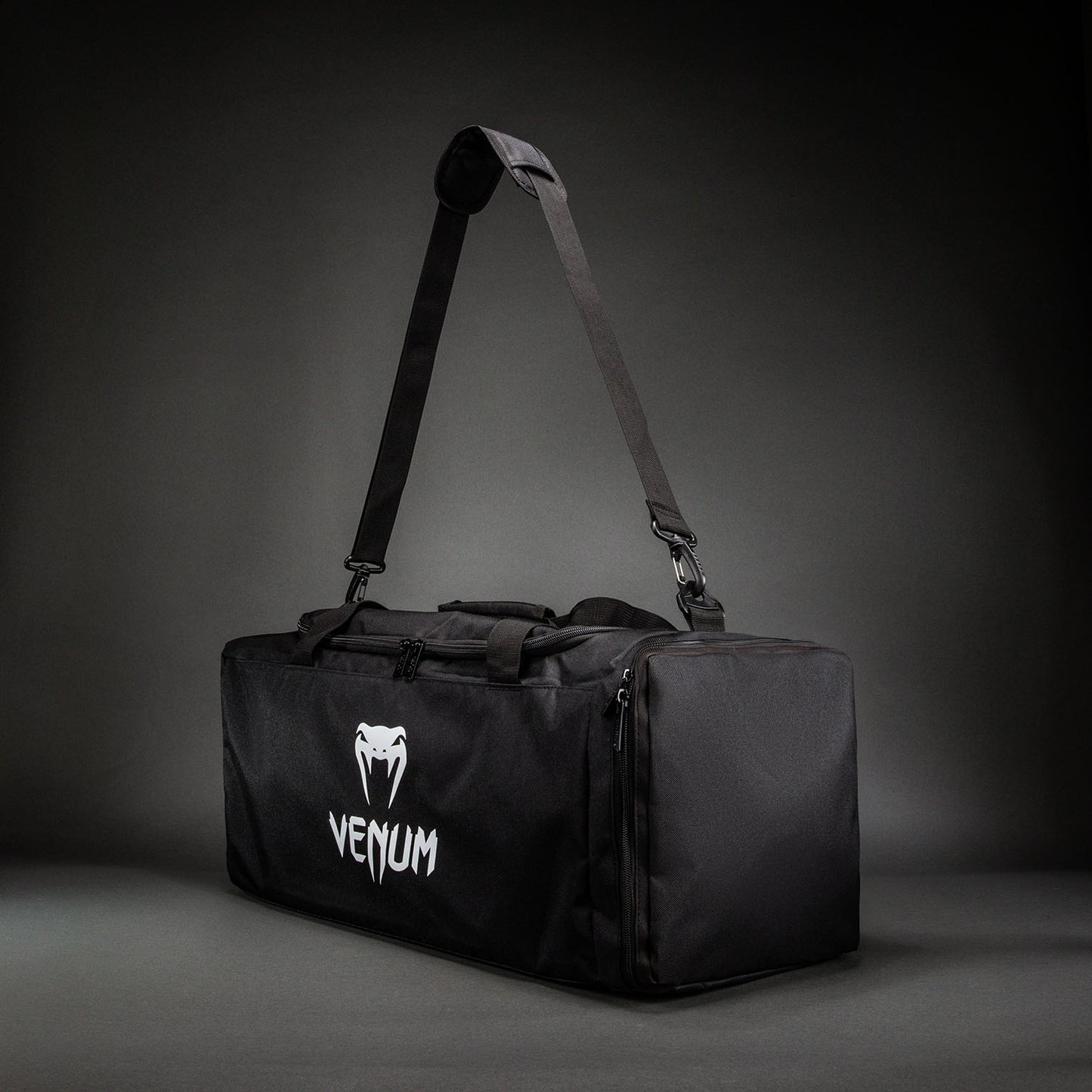 Спортивная сумка Venum Essential (37 л) – Чёрный