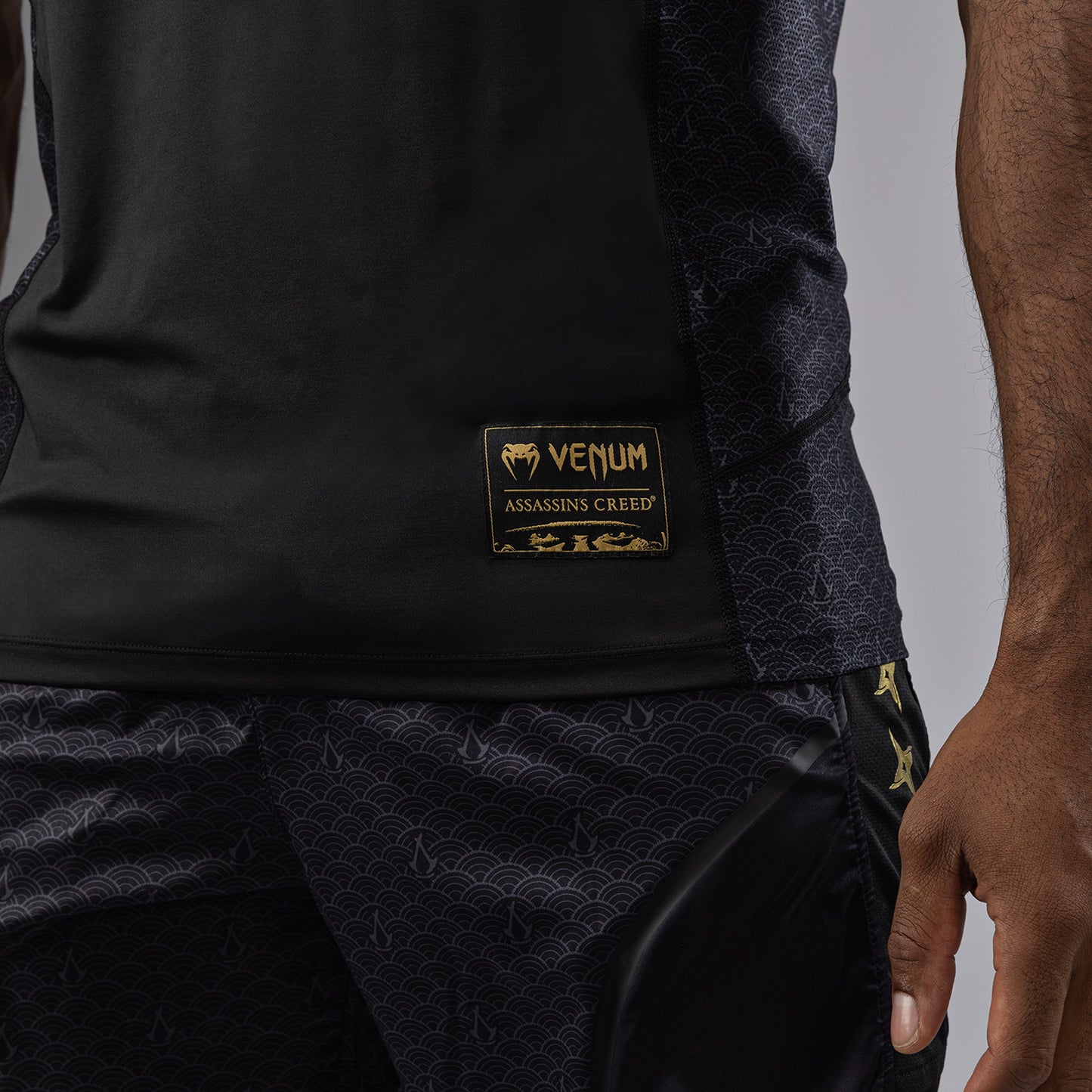 Venum x Assassin’s Creed Мужская футболка Dry-Tech T-Shirt - черный/золотой