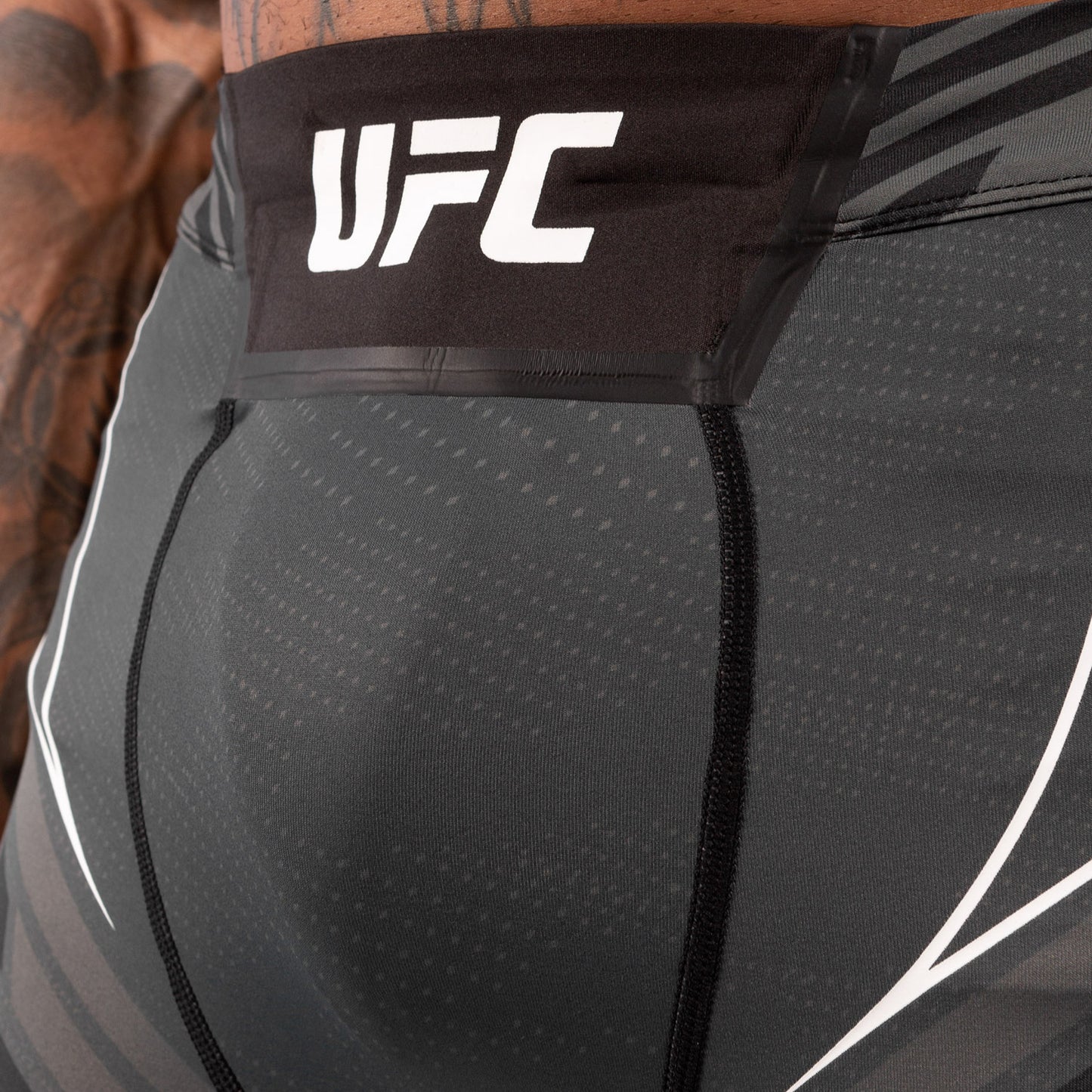 МУЖСКИЕ КОМПРЕССИОННЫЕ ШОРТЫ UFC VENUM FIGHT NIGHT VALE TUDO - УДЛИНЕННЫЙ КРОЙ - Чёрный
