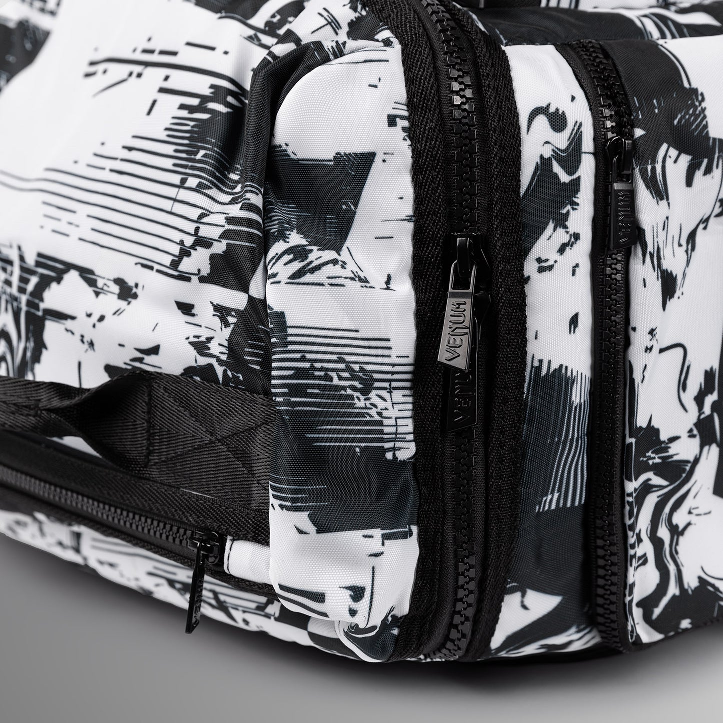 Спортивная сумка UFC Zenith by Venum Authentic Fight Week — белая