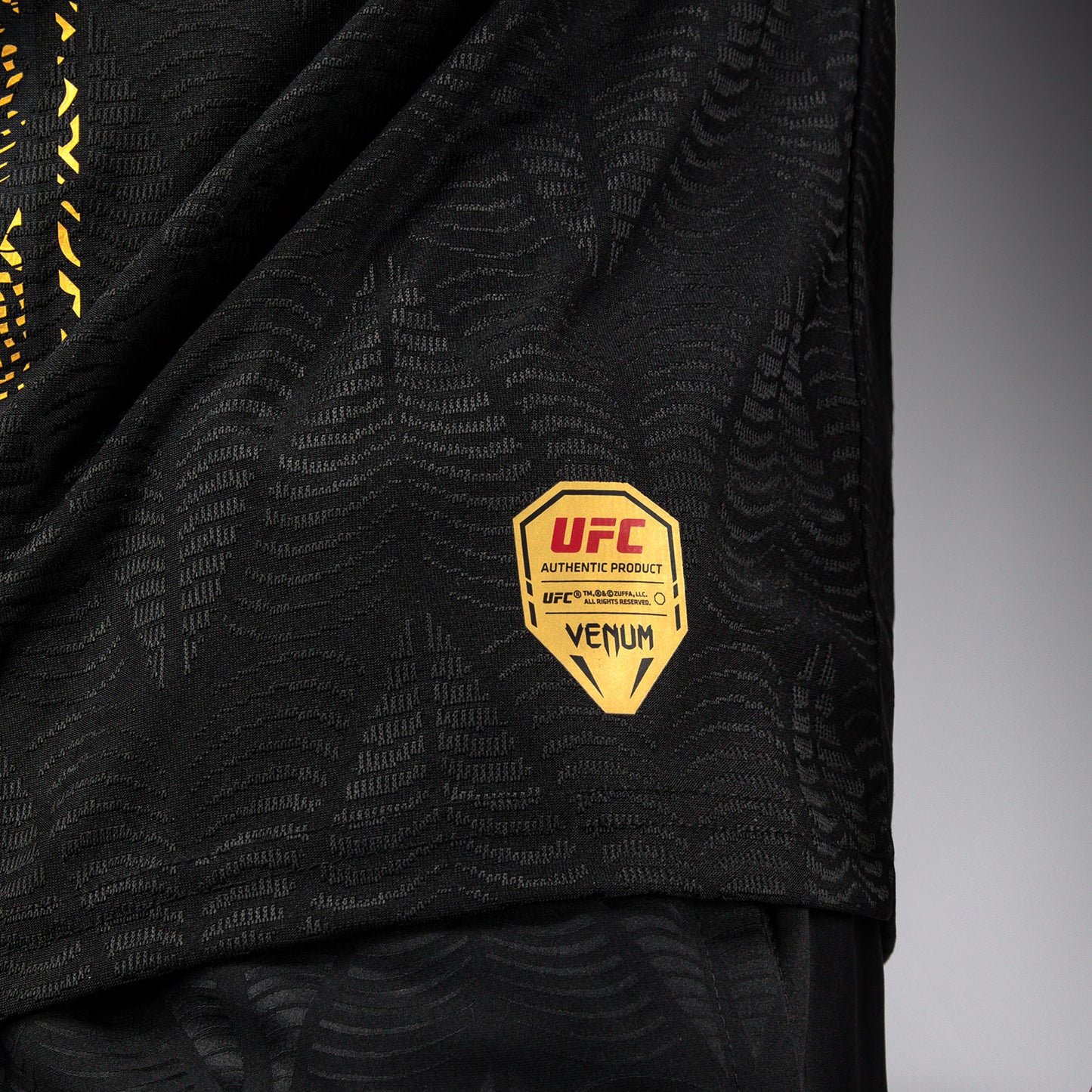 Официальная выходная футболка UFC Zenith by Venum Authentic Fight Night Мужская - Чемпион