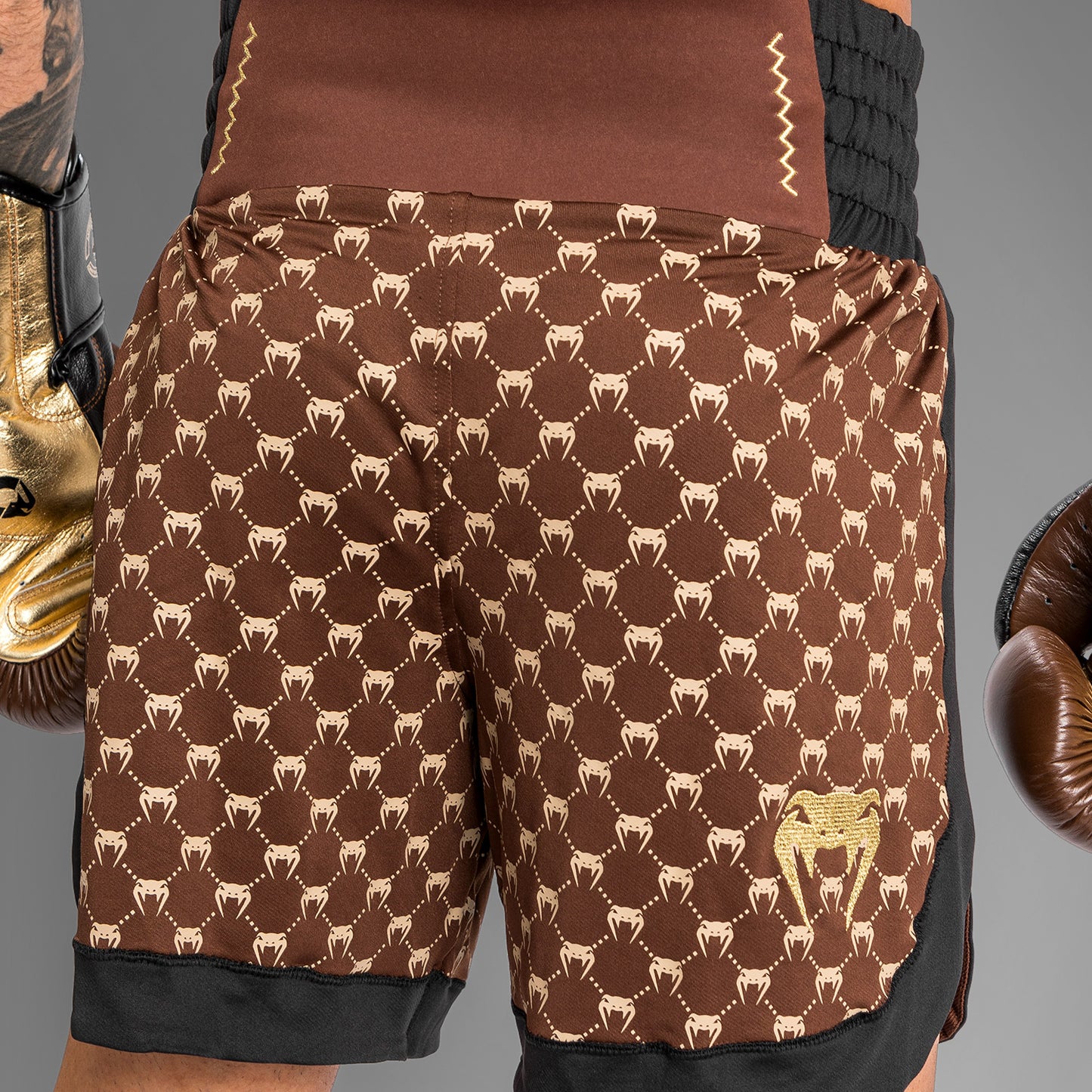 Venum Monogram Boxing Short - черный/коричневый