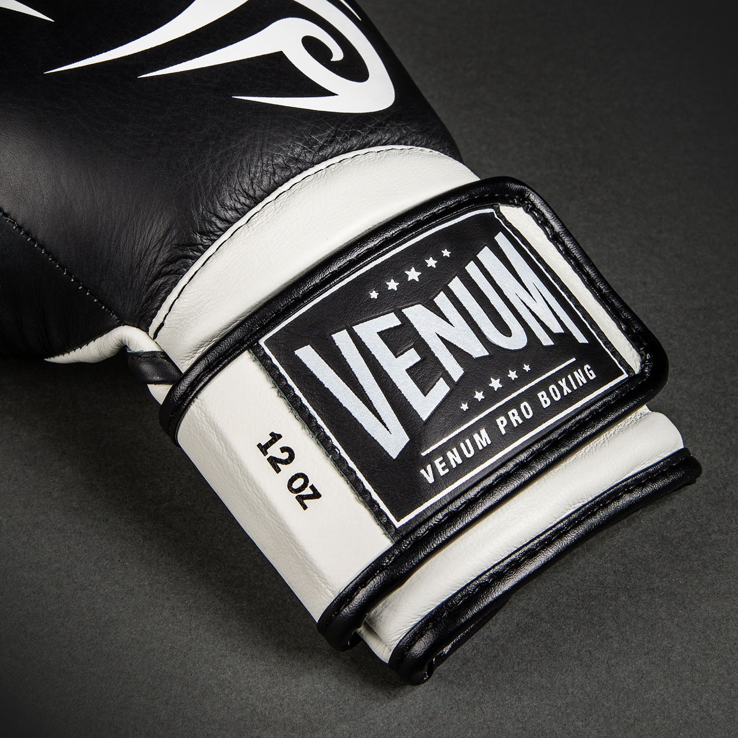 Боксерские перчатки Venum Giant 2.0 Mike Tyson Pro - Глубокий чёрный/Оптический белый