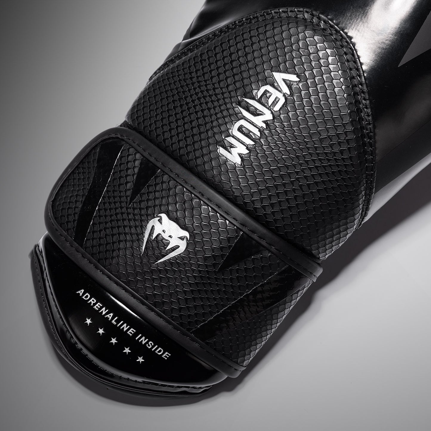 Боксерские перчатки Venum Challenger 4.0 Scales – Чёрный