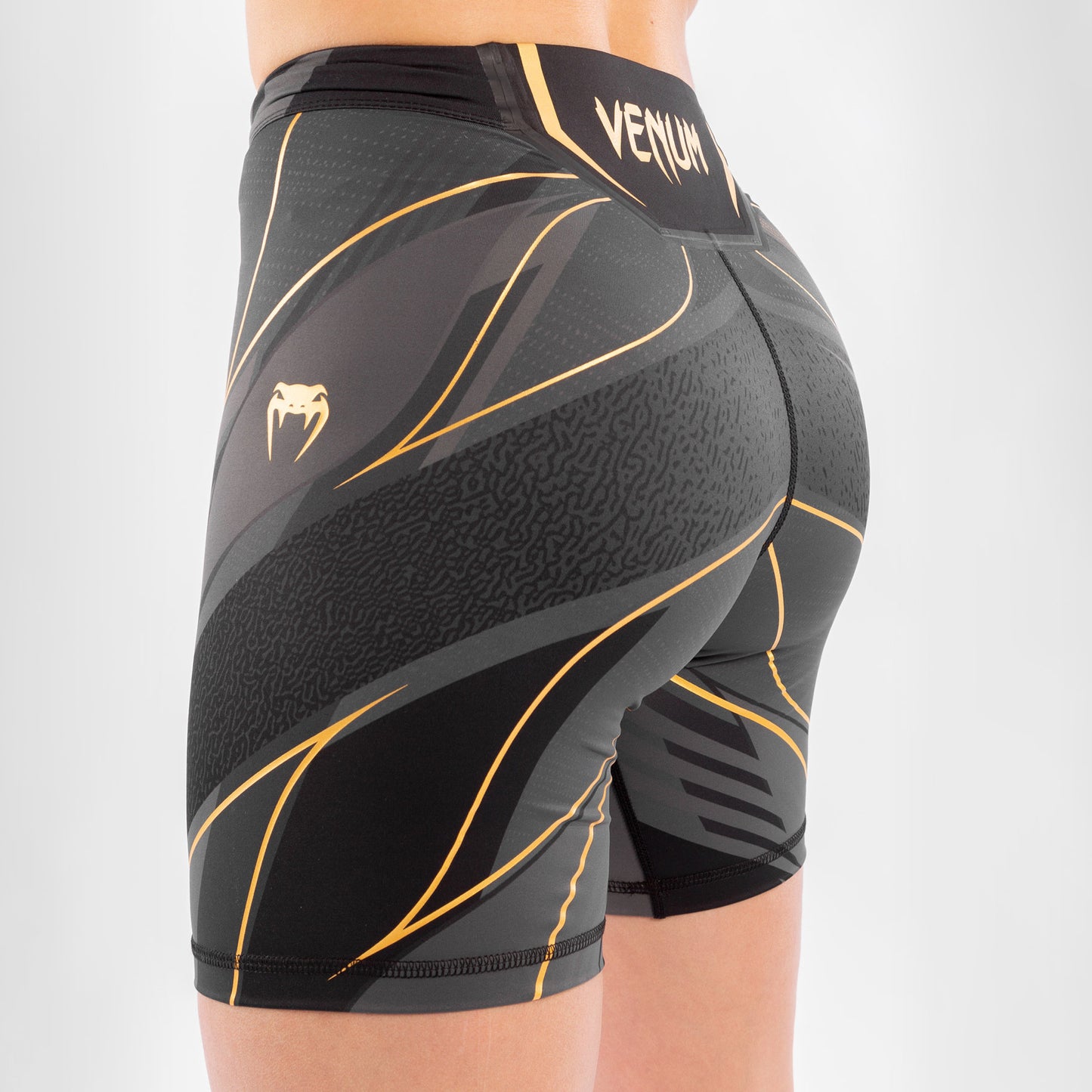 ЖЕНСКИЕ КОМПРЕССИОННЫЕ ШОРТЫ UFC VENUM FIGHT NIGHT VALE TUDO - УДЛИНЕННЫЙ КРОЙ - Чемпион