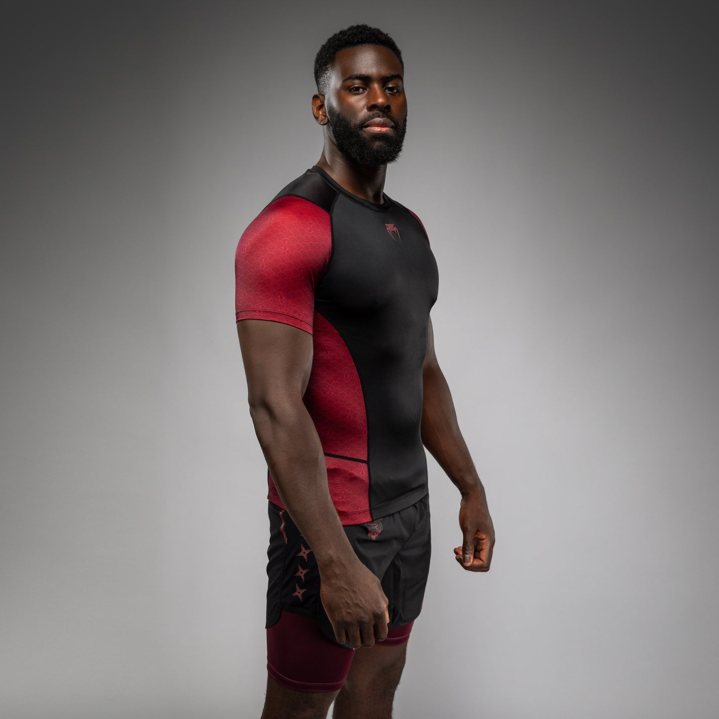 Venum x Assassin’s Creed Shadows Мужская футболка с коротким рукавом Rashguard - Бордовый/Чёрный