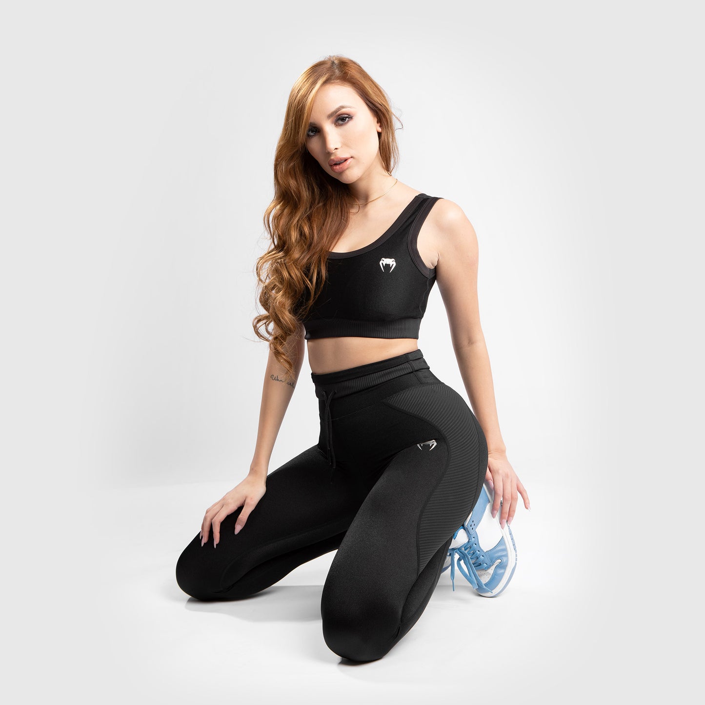Спортивный бюстгальтер Venum Glow - черный