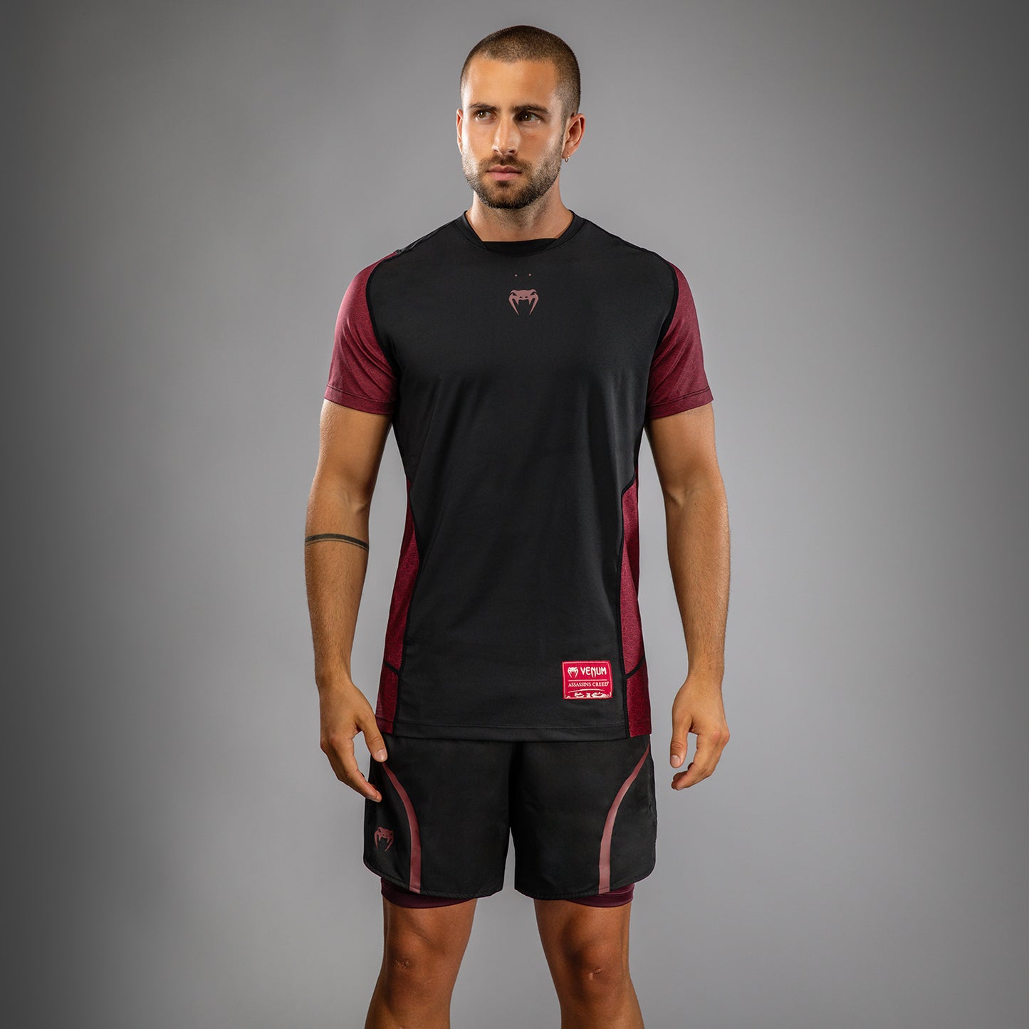 Venum x Assassin’s Creed Shadows Мужская футболка Dry-Tech - Бордовый/Чёрный