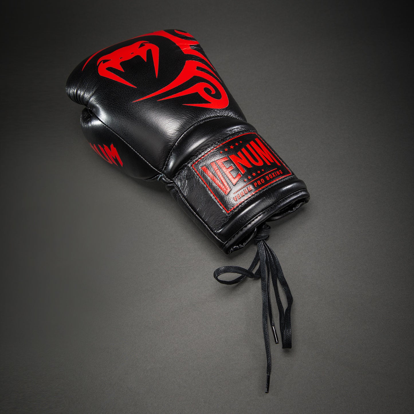 Боксерские перчатки Venum Giant 2.0 Mike Tyson Pro с шнуровкой – Чёрный/Красный