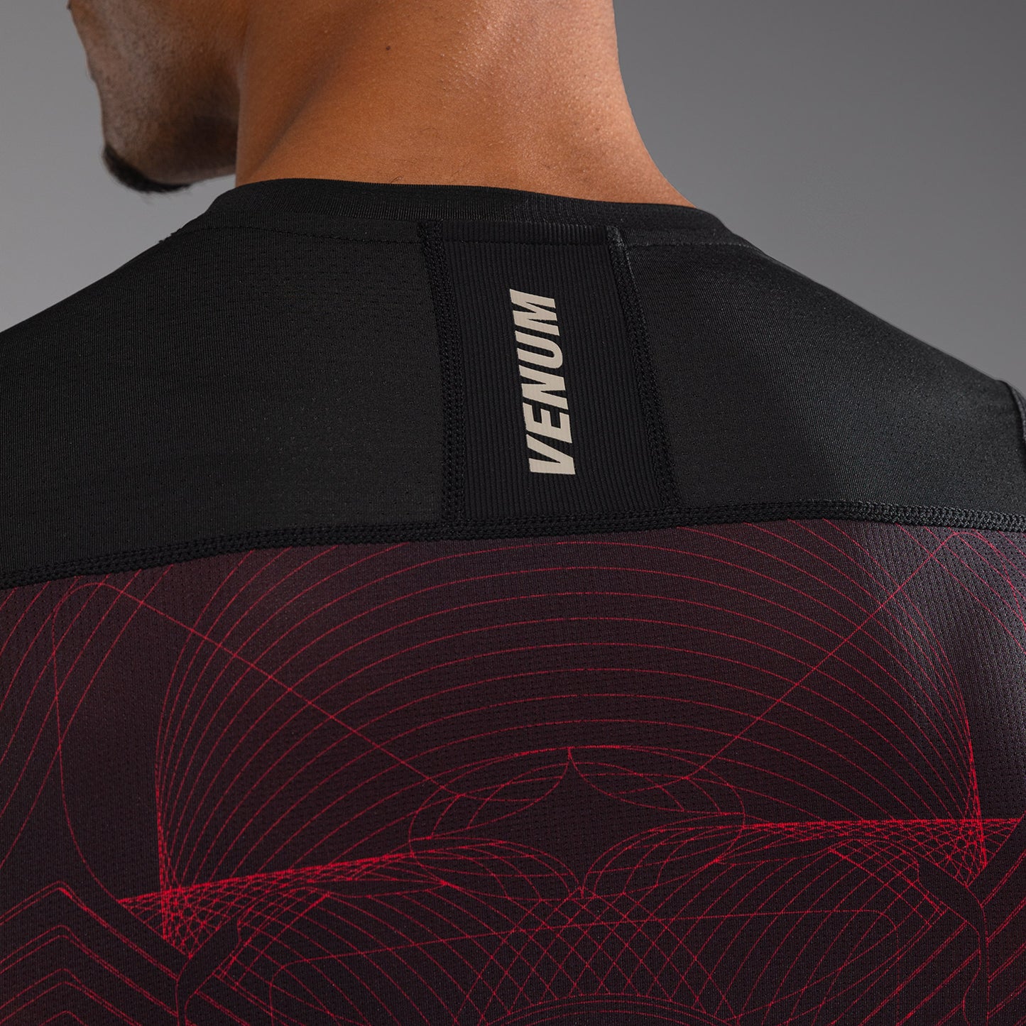 Короткий рукав Rashguard для мужчин Venum G-Fit Air - Глубокий черный / Огненно-красный