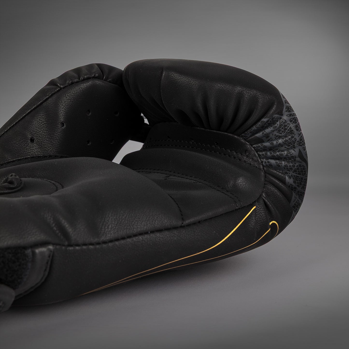 Боксерские перчатки Venum Serpenti – Чёрный/Серебристый/Золотой