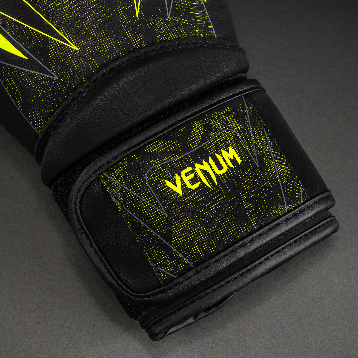 Боксёрские перчатки Venum Impact Amazonia Reborn - Чёрный/Зелёный
