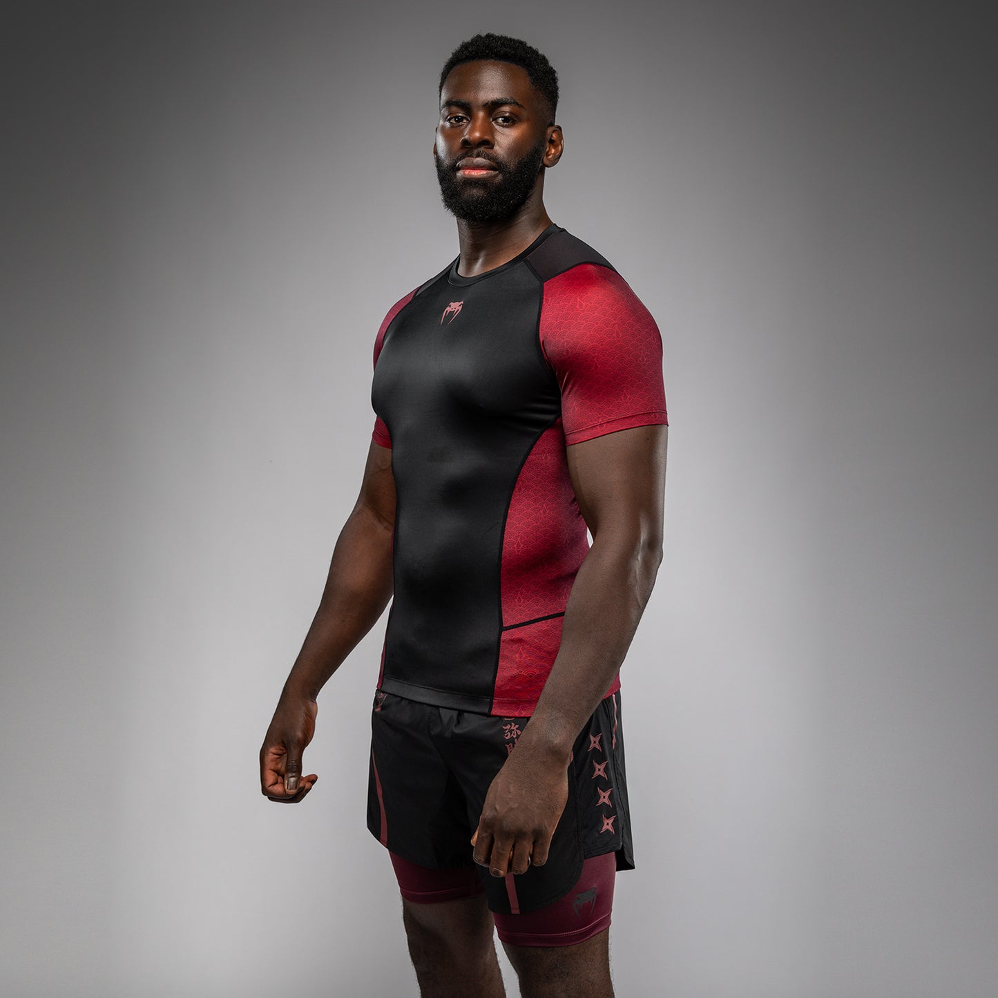 Venum x Assassin’s Creed Shadows Мужская футболка с коротким рукавом Rashguard - Бордовый/Чёрный