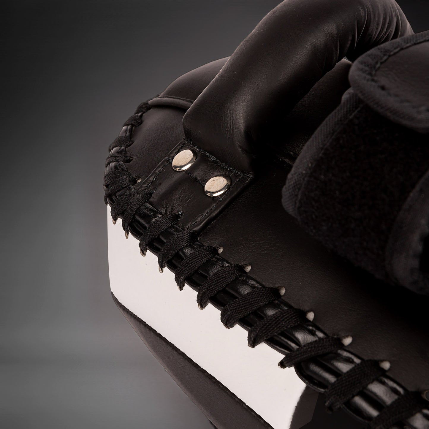 Паолки Venum Kickboxing 2.0 Micro Fibre Paos - черный/белый