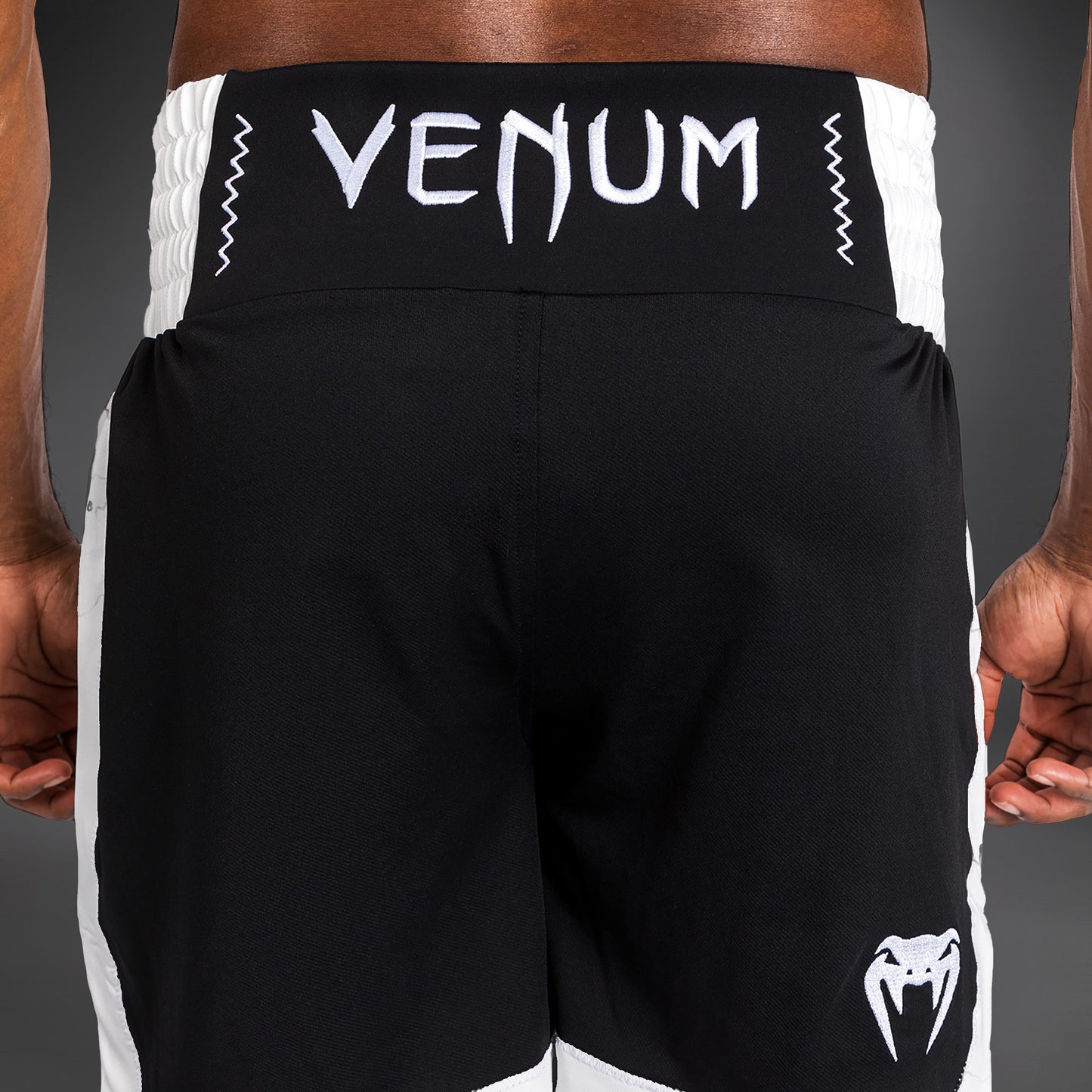 Venum Classic  Боксерские шорты - черный/белый