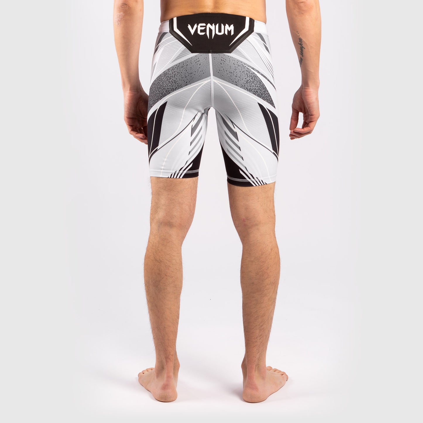 МУЖСКИЕ КОМПРЕССИОННЫЕ ШОРТЫ UFC VENUM FIGHT NIGHT TUDO - УКОРОЧЕННЫЙ КРОЙ -  Белый