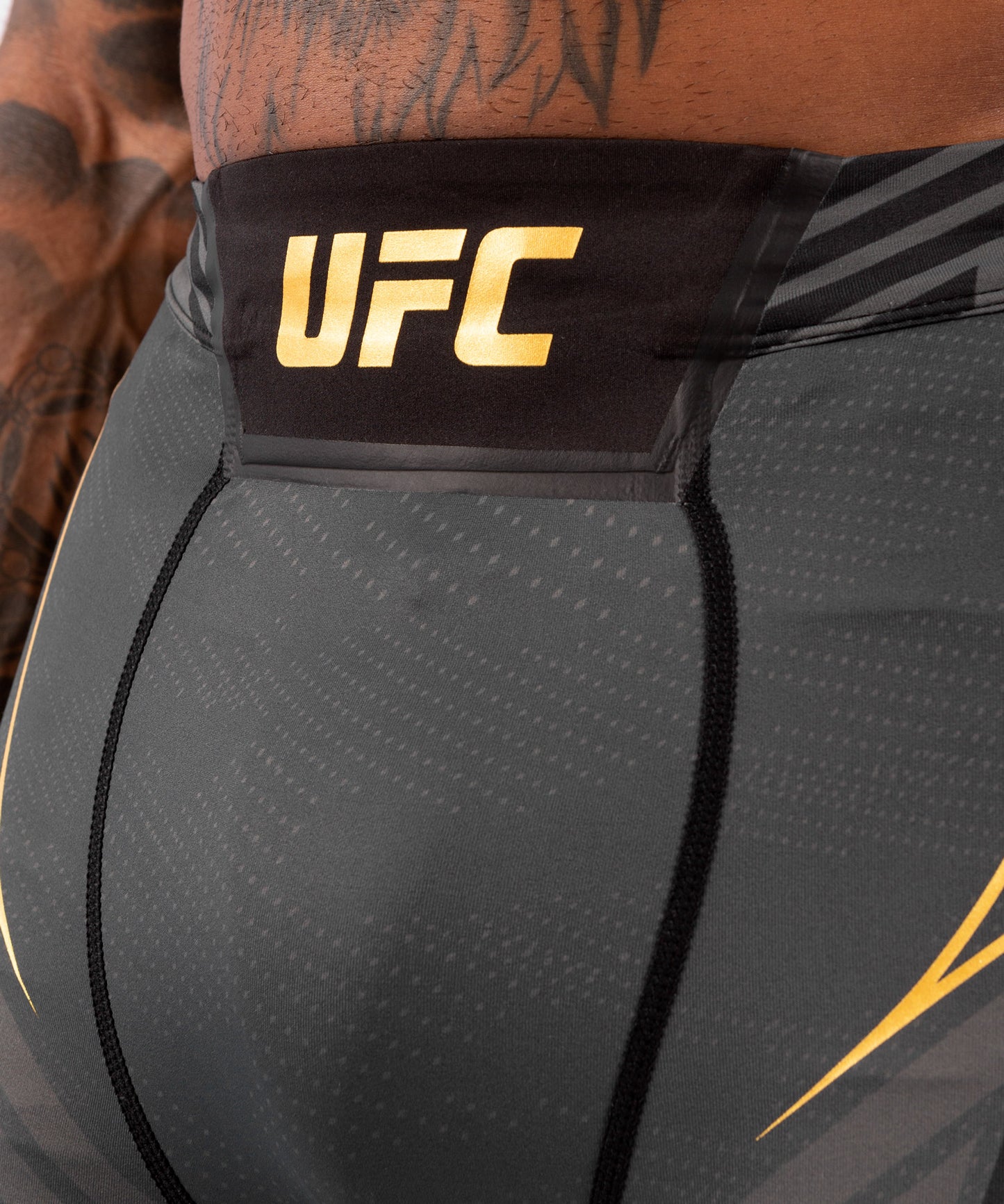 МУЖСКИЕ КОМПРЕССИОННЫЕ ШОРТЫ UFC VENUM FIGHT NIGHT VALE TUDO - УДЛИНЕННЫЙ КРОЙ - Чемпион
