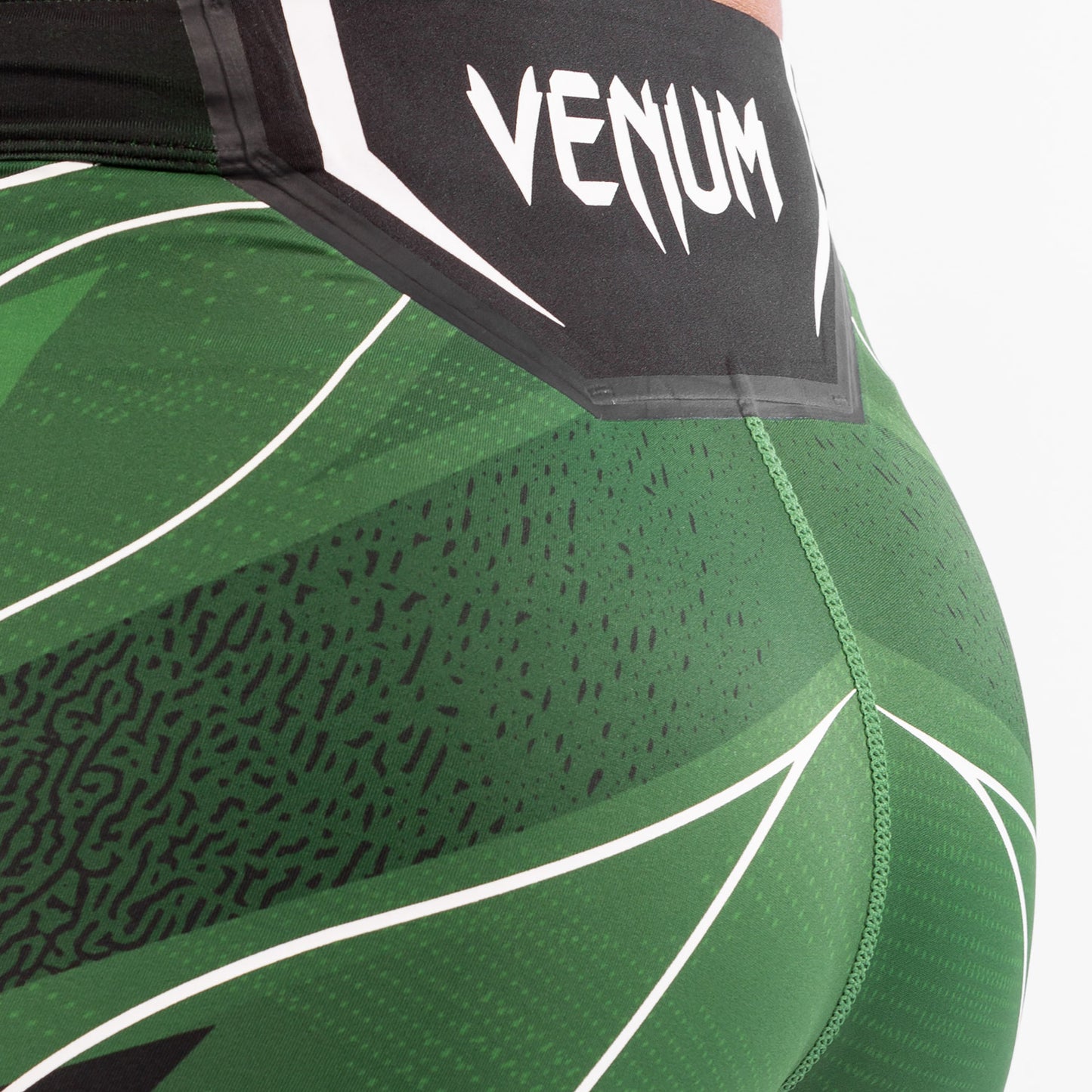 ЖЕНСКИЕ КОМПРЕССИОННЫЕ ШОРТЫ UFC VENUM FIGHT NIGHT TUDO - УКОРОЧЕННЫЙ КРОЙ - Зеленый