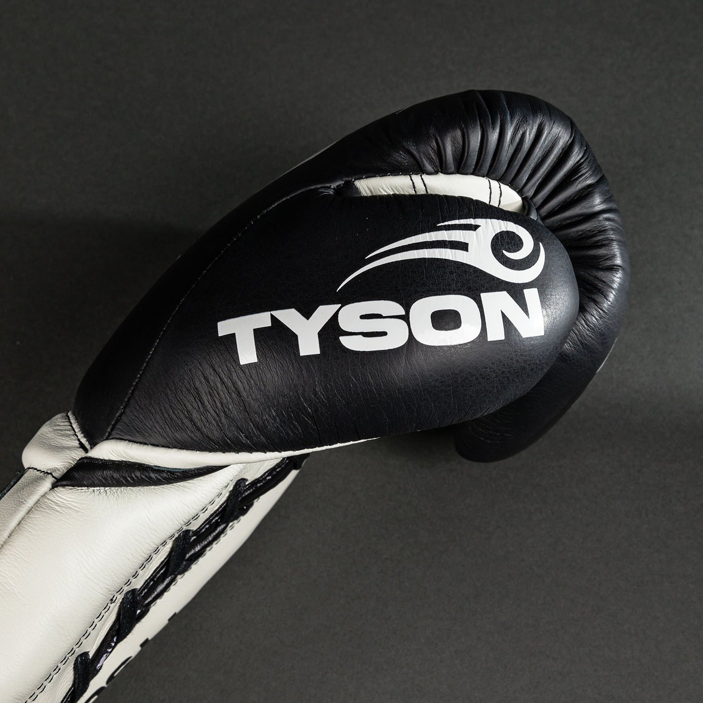 Боксерские перчатки Venum Giant 2.0 Mike Tyson Pro с шнуровкой - Глубокий чёрный/Оптический белый