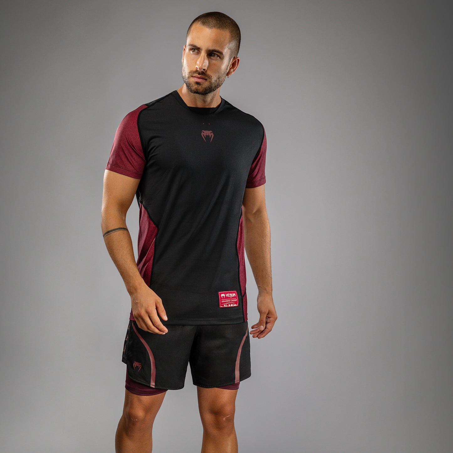 Venum x Assassin’s Creed Shadows Мужская футболка Dry-Tech - Бордовый/Чёрный