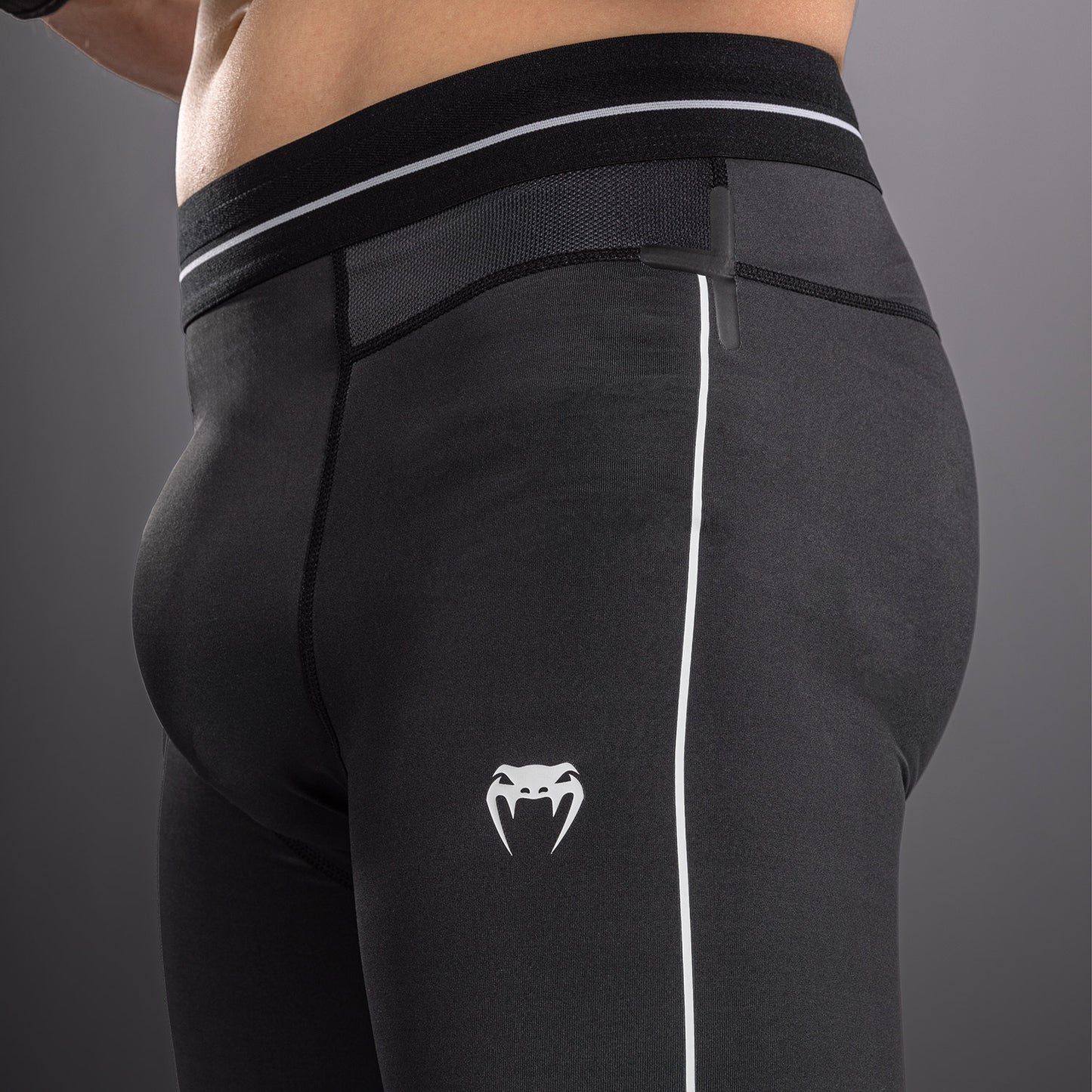 Спатсы Venum Stealth – Чёрный/Белый
