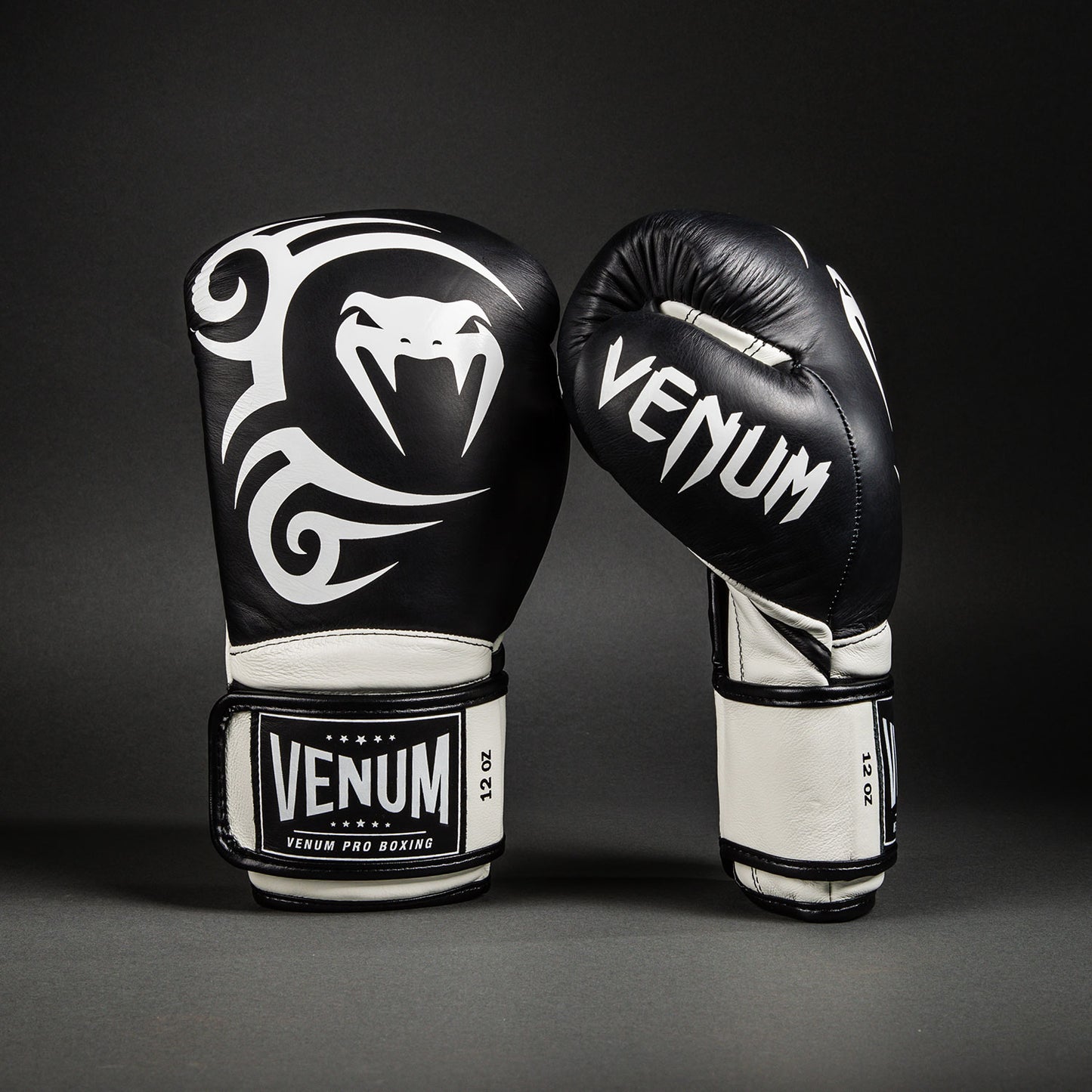 Боксерские перчатки Venum Giant 2.0 Mike Tyson Pro - Глубокий чёрный/Оптический белый