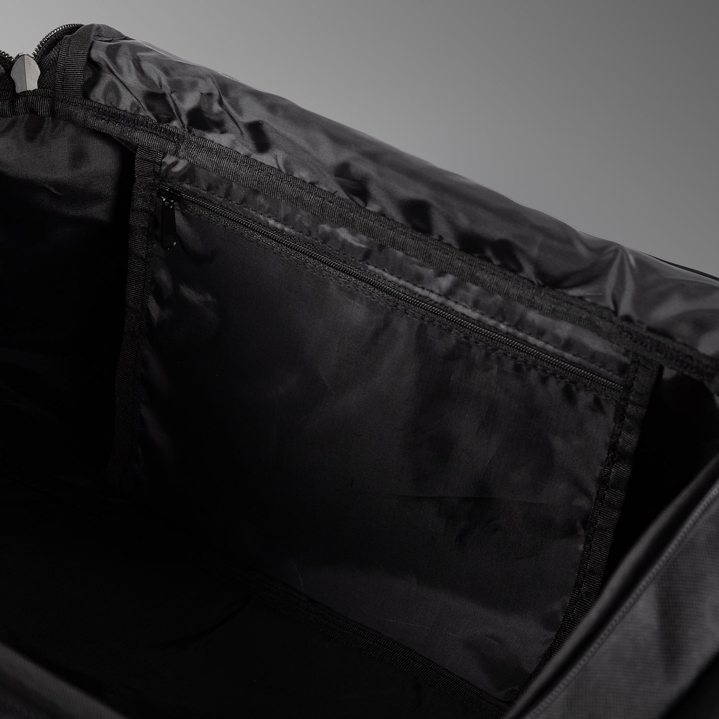 Спортивная сумка Venum Essential (61L) - черная