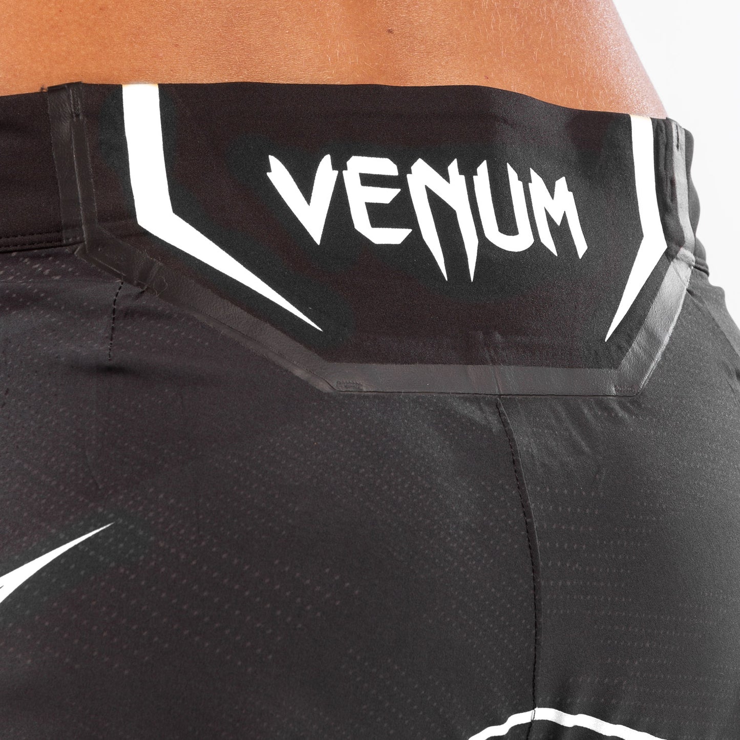 ЖЕНСКИЕ ШОРТЫ UFC VENUM FIGHT NIGHT – УДЛИНЕННЫЙ КРОЙ - Чёрный