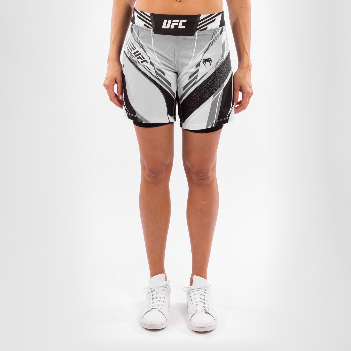 ЖЕНСКИЕ ШОРТЫ UFC VENUM FIGHT NIGHT – УДЛИНЕННЫЙ КРОЙ - Белый