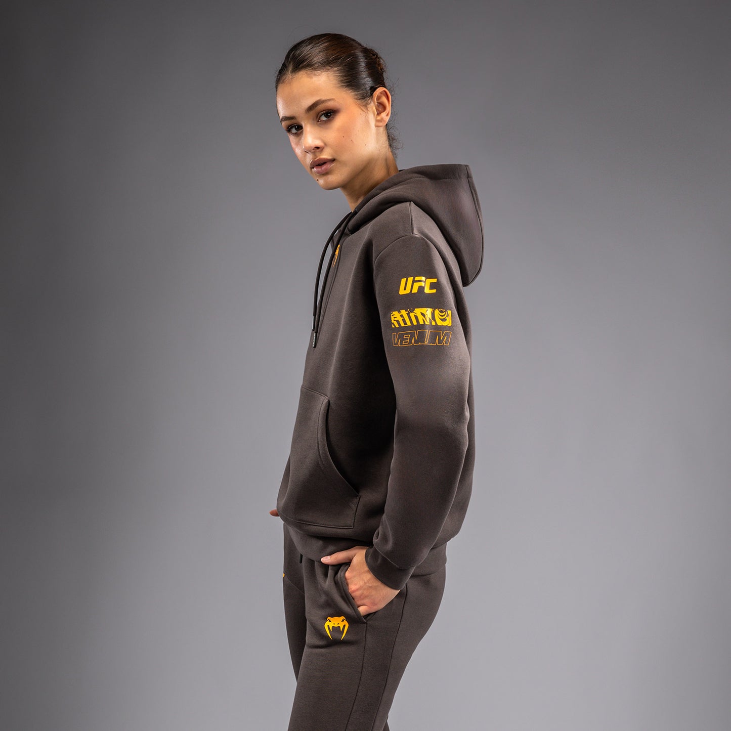 Толстовка UFC Fusion by Venum Fight Week с капюшоном для женщин - Solid Earthen Brown