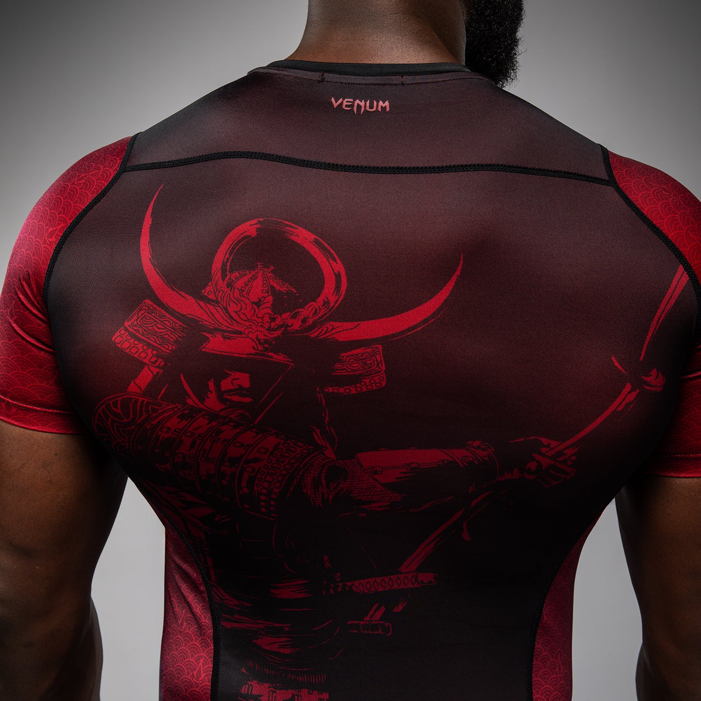 Venum x Assassin’s Creed Shadows Мужская футболка с коротким рукавом Rashguard - Бордовый/Чёрный