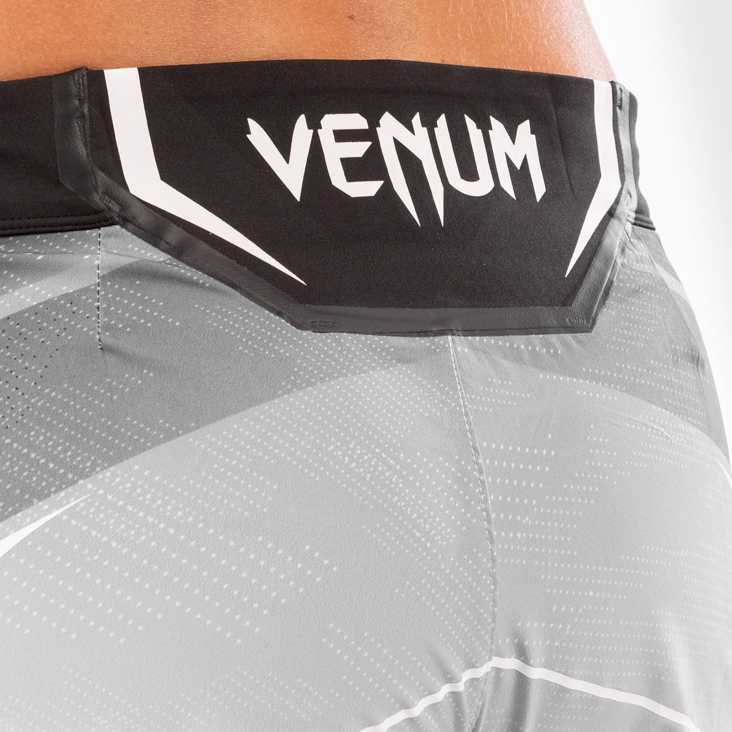 ЖЕНСКИЕ ШОРТЫ UFC VENUM FIGHT NIGHT – УДЛИНЕННЫЙ КРОЙ - Белый