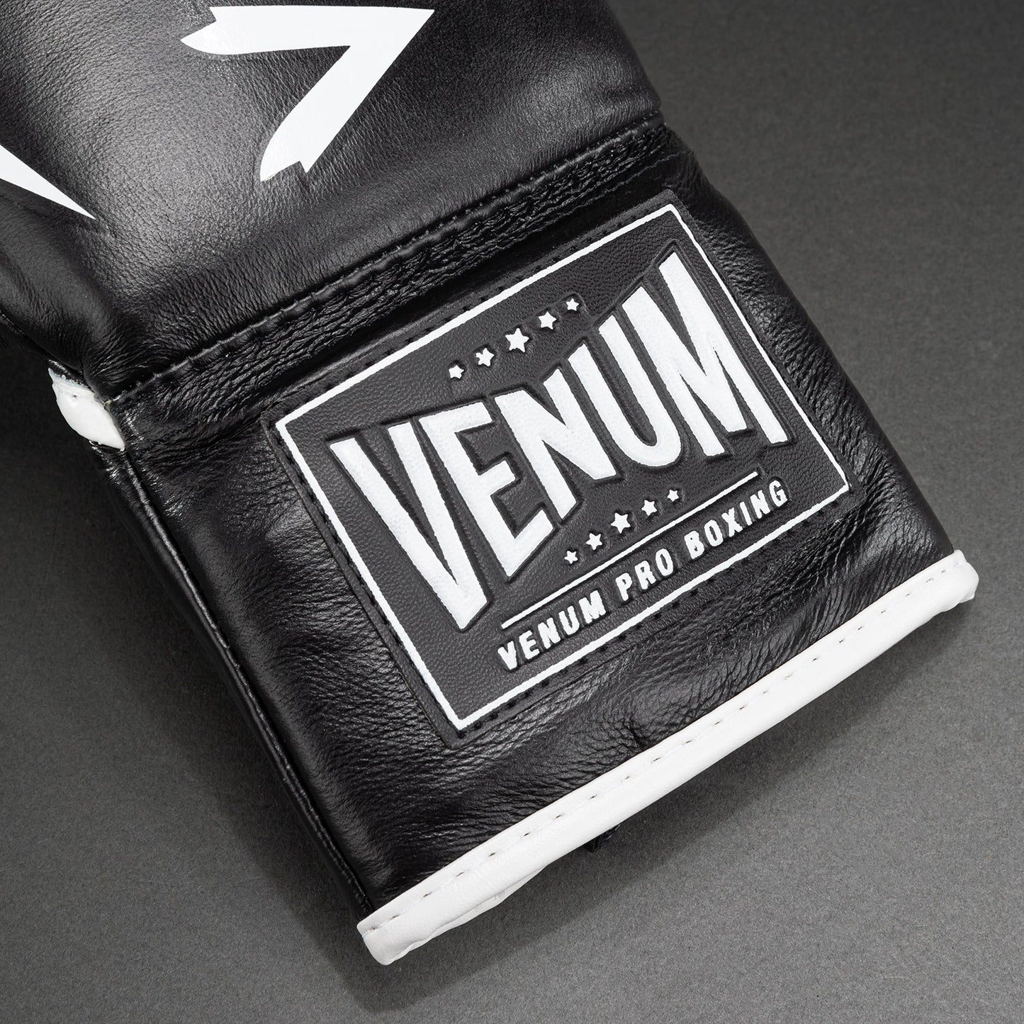 Боксерские перчатки Venum Hammer Pro со шнурками - черные/белые
