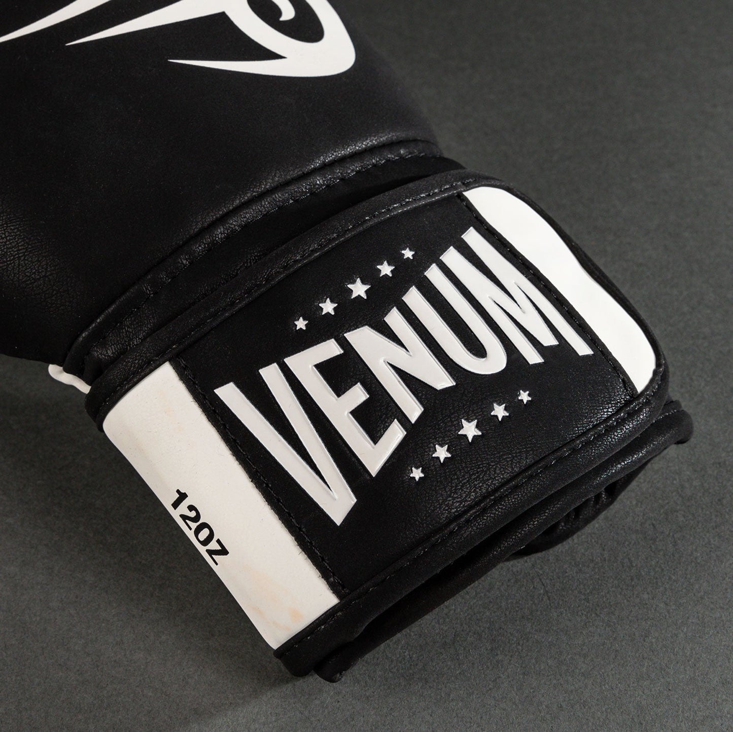 Боксерские перчатки Venum Mike Tyson Replica - Глубокий чёрный/Оптический белый