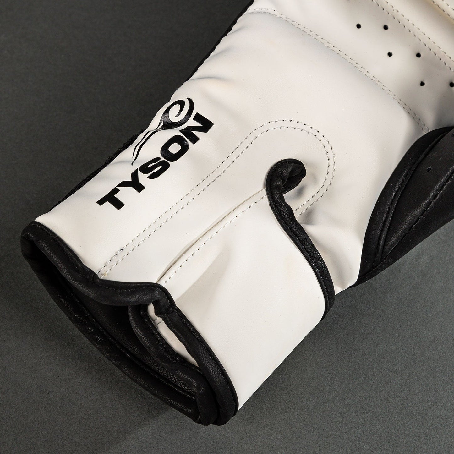 Боксерские перчатки Venum Mike Tyson Replica - Глубокий чёрный/Оптический белый