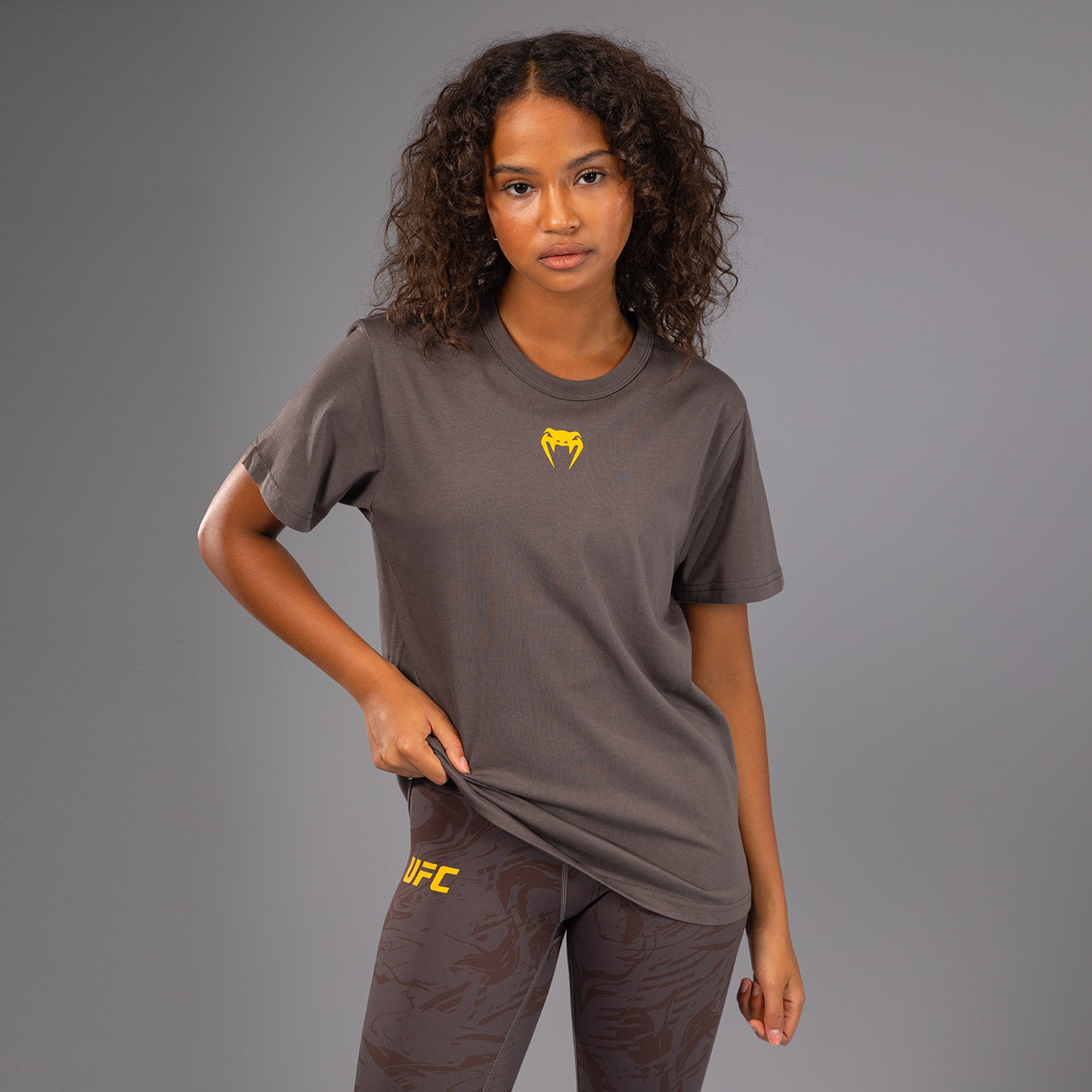 Футболка UFC Fusion by Venum Fight Week из хлопка с коротким рукавом для женщин - Solid Earthen Brown
