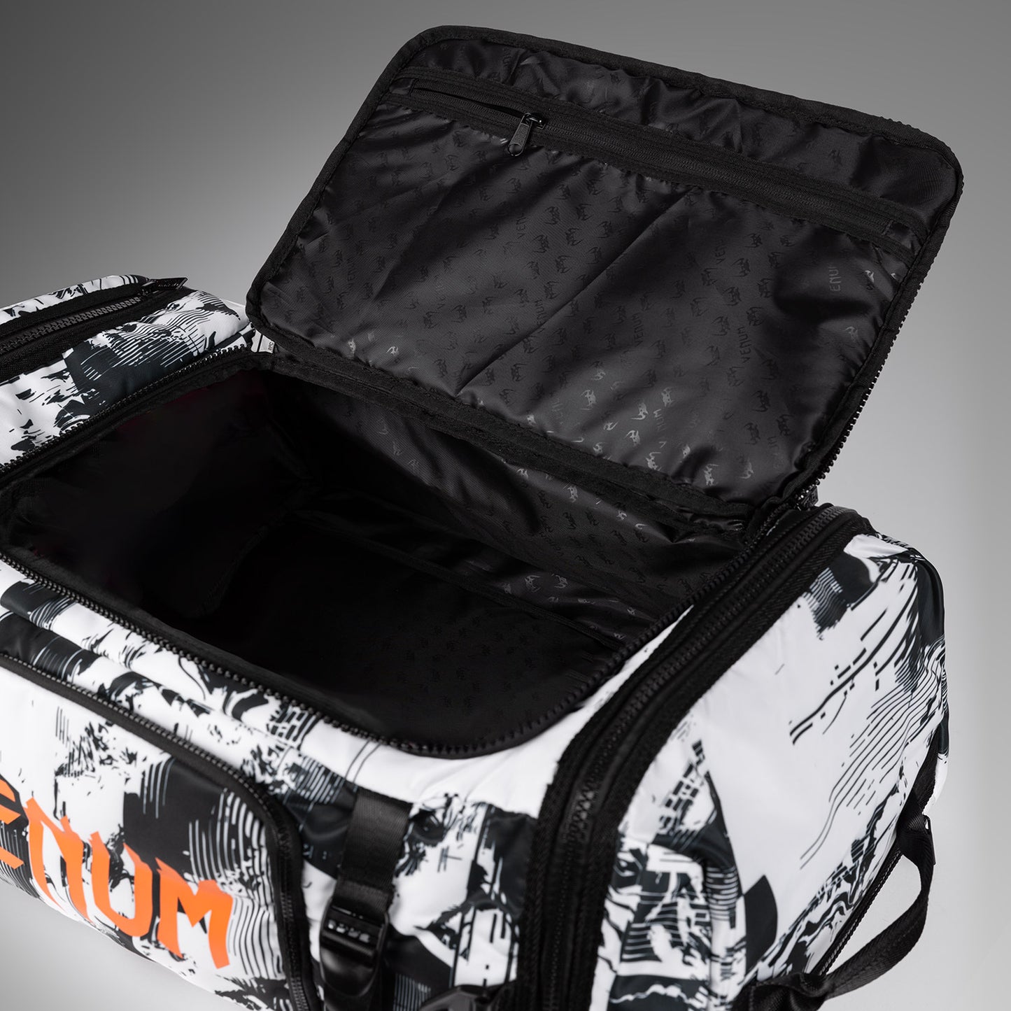 Спортивная сумка UFC Zenith by Venum Authentic Fight Week — белая