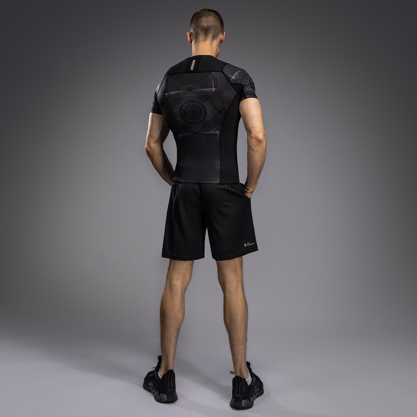 Короткий рукав Rashguard для мужчин Venum G-Fit Air - Глубокий черный / Песок пустыни