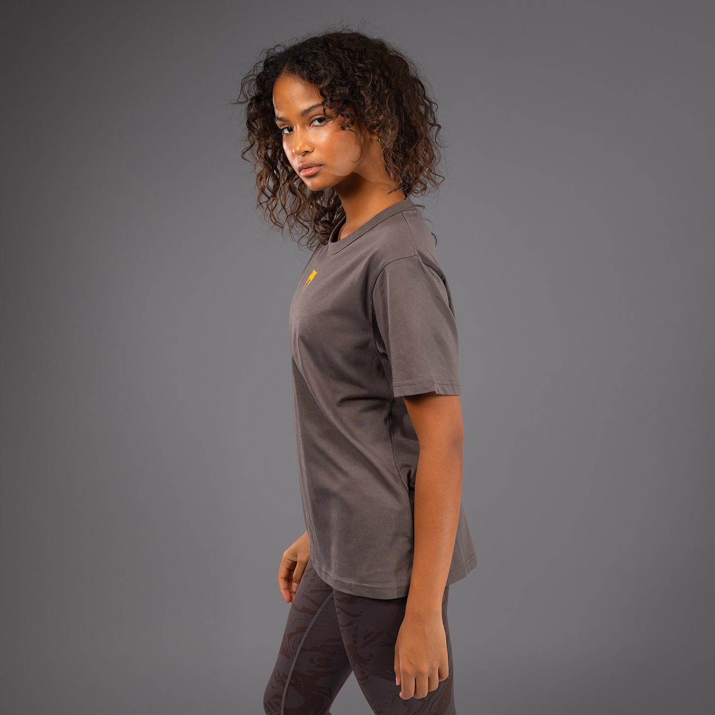 Футболка UFC Fusion by Venum Fight Week из хлопка с коротким рукавом для женщин - Solid Earthen Brown