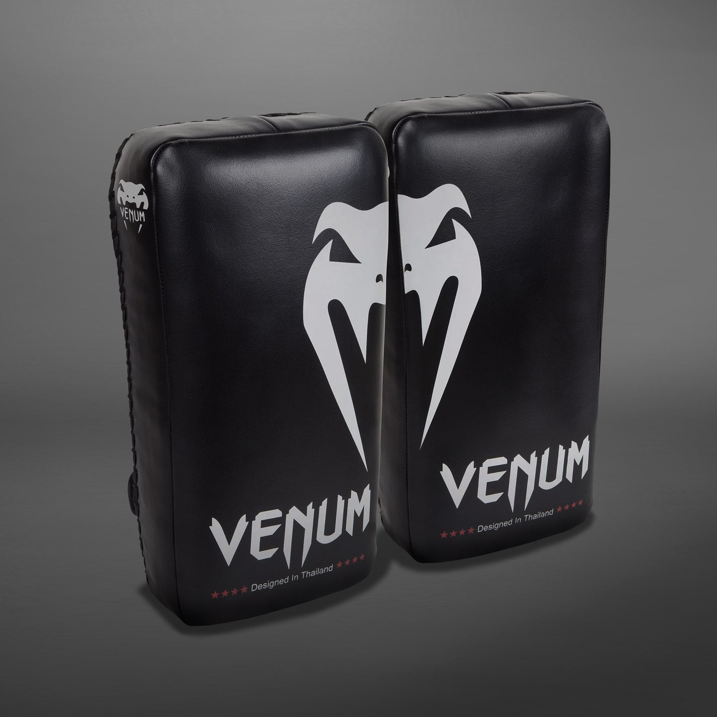 БОКСЕРСКИЕ ЛАПЫ VENUM GIANT - ЧЕРНЫЙ/БЕЛЫЙ ЛЕД (ПАРА)