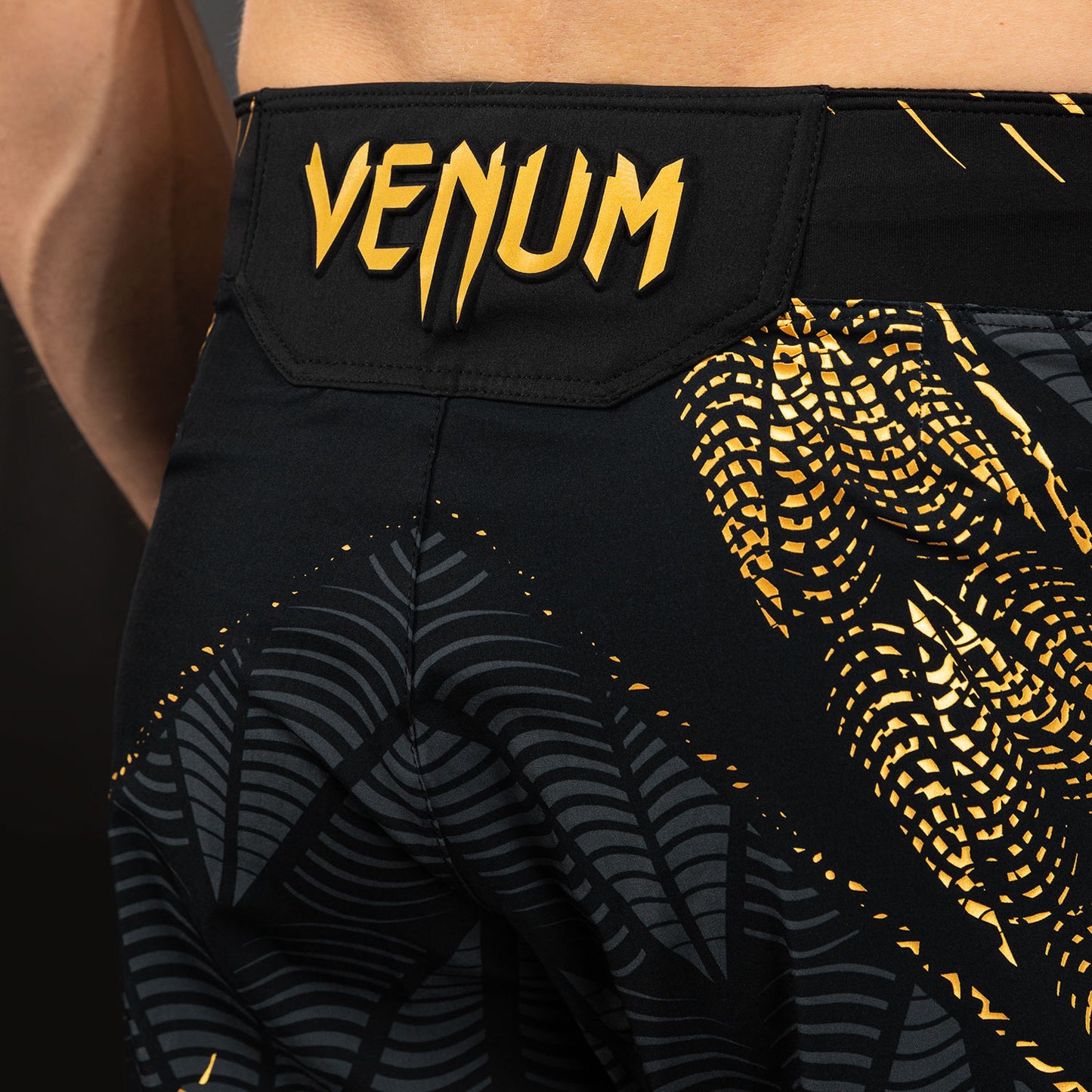 UFC Zenith by Venum Authentic Fight Night Удлинённые Шорты Fight Мужские - Champion